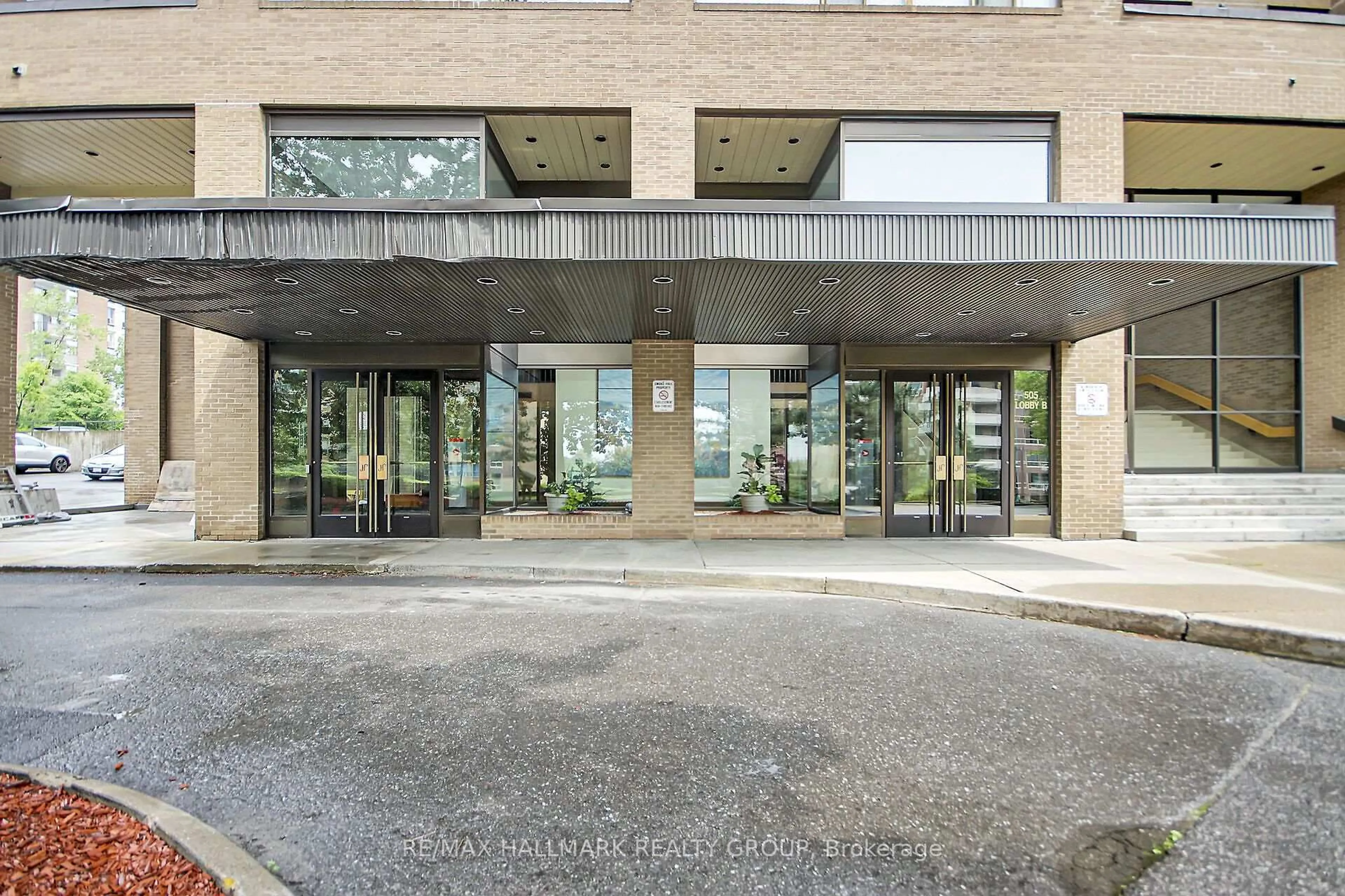 Indoor foyer for 505 St Laurent Blvd #1503, Ottawa Ontario K1K 3X4