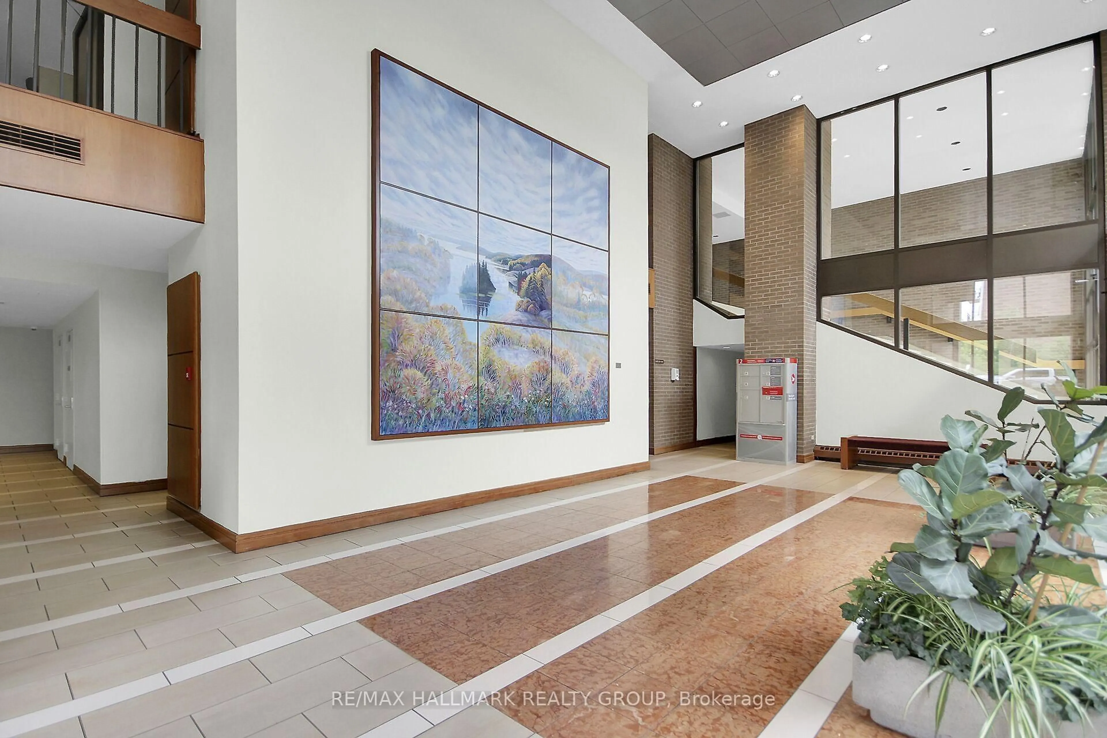 Indoor foyer for 505 St Laurent Blvd #1503, Ottawa Ontario K1K 3X4