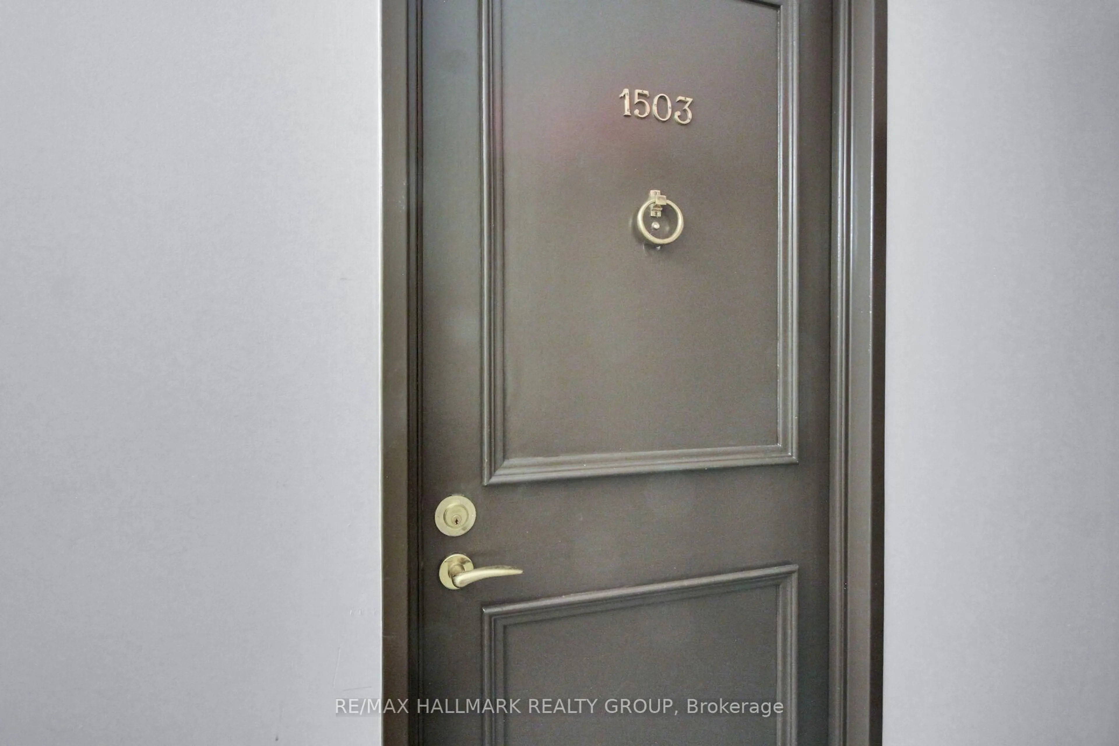 Indoor entryway for 505 St Laurent Blvd #1503, Ottawa Ontario K1K 3X4