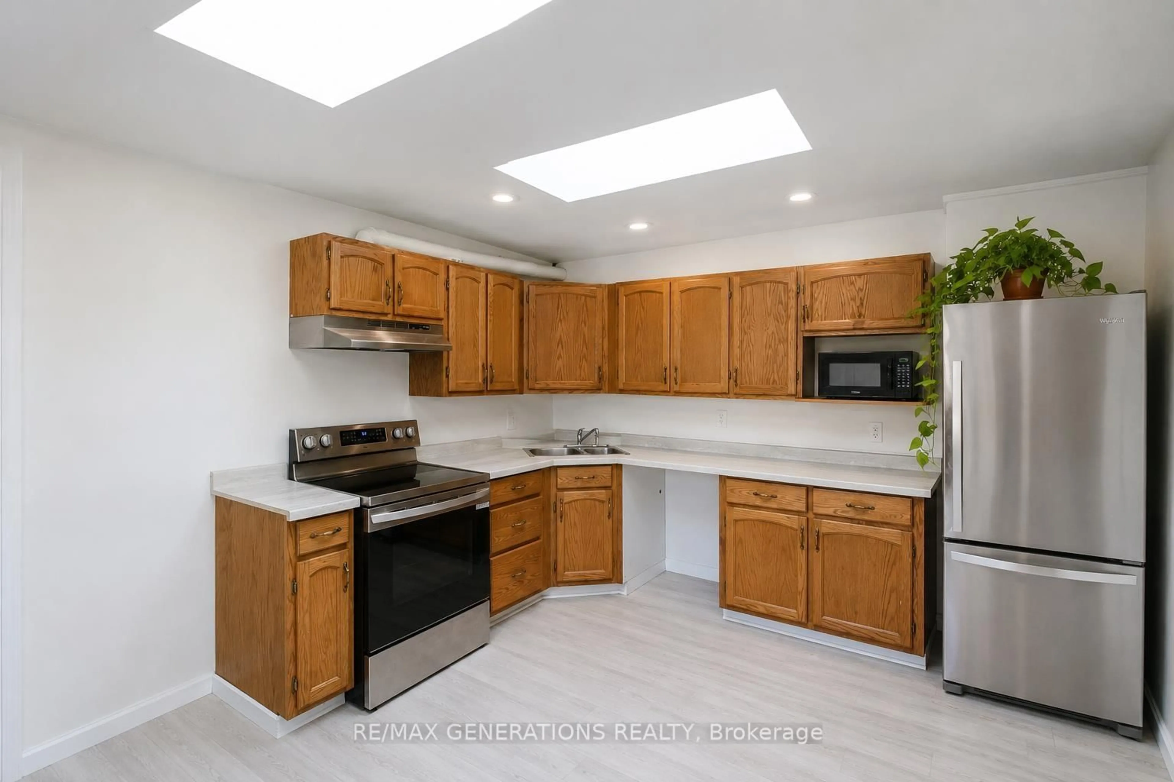 Standard kitchen, ceramic/tile floor for 201 Cumming St, Thunder Bay Ontario P7C 1N8