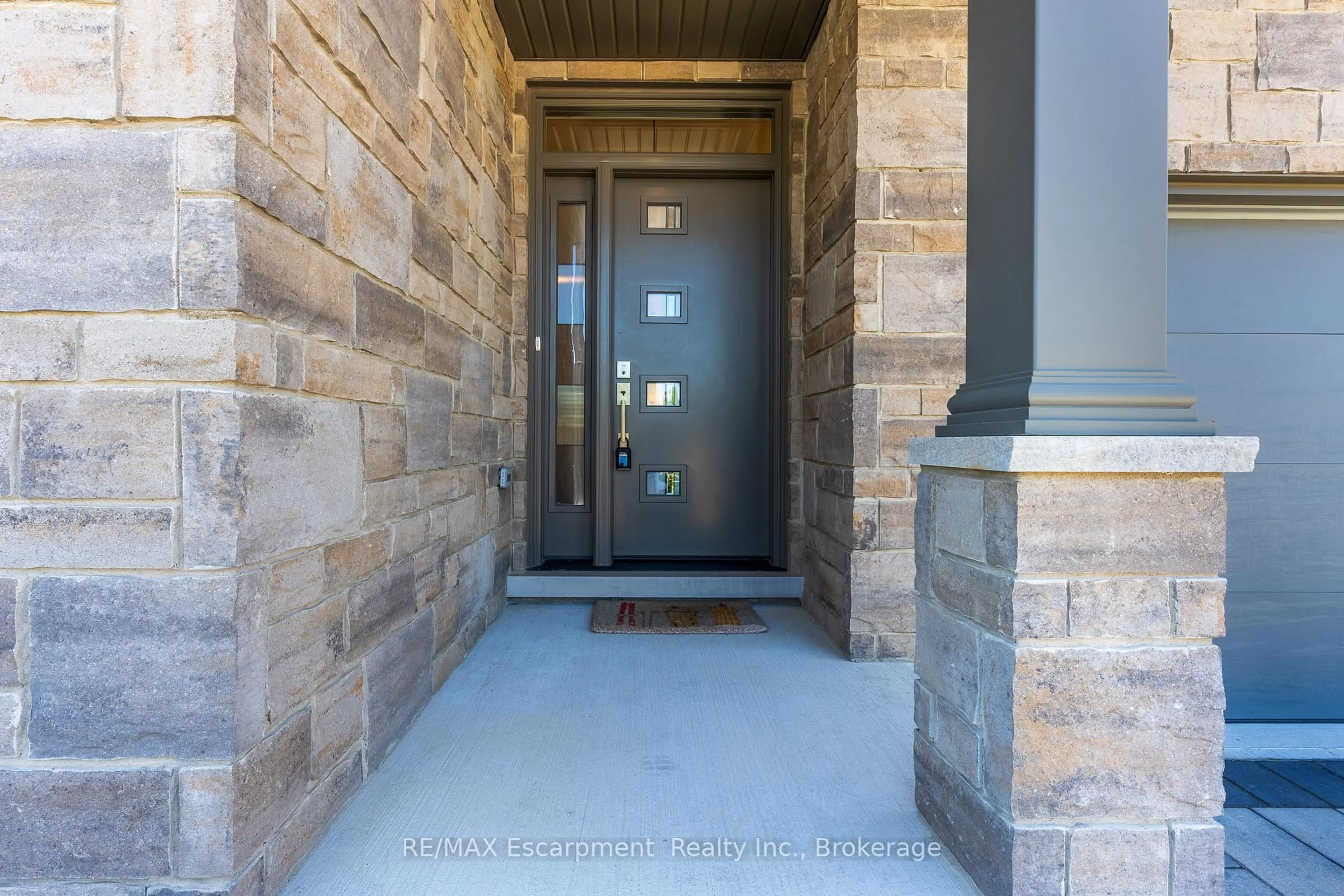 Indoor entryway for 154 Port Robinson Rd #50, Pelham Ontario L0S 1E6