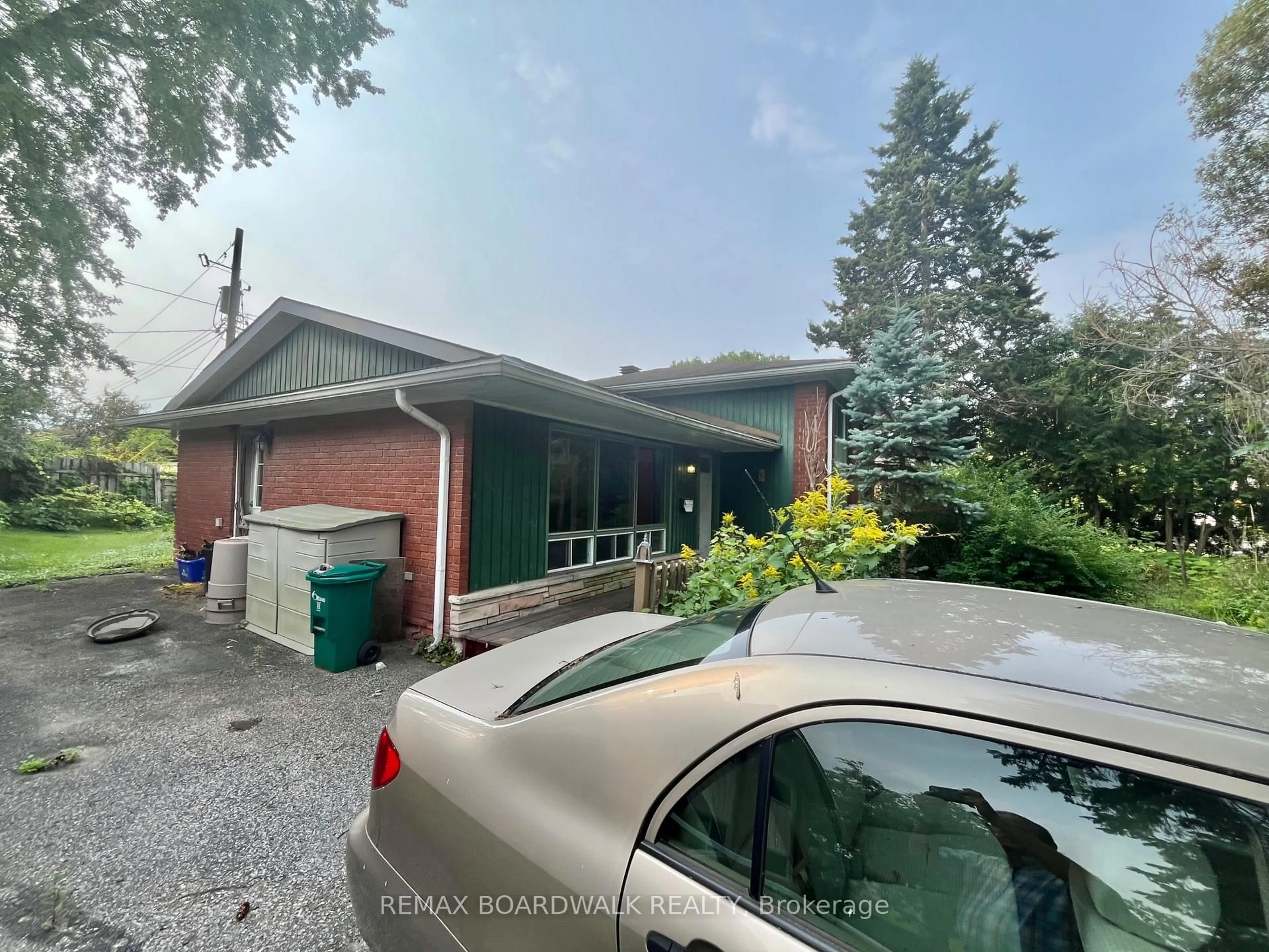 A pic from outside/outdoor area/front of a property/back of a property/a pic from drone, street for 1363 Duford Dr, Ottawa Ontario K1E 1E3