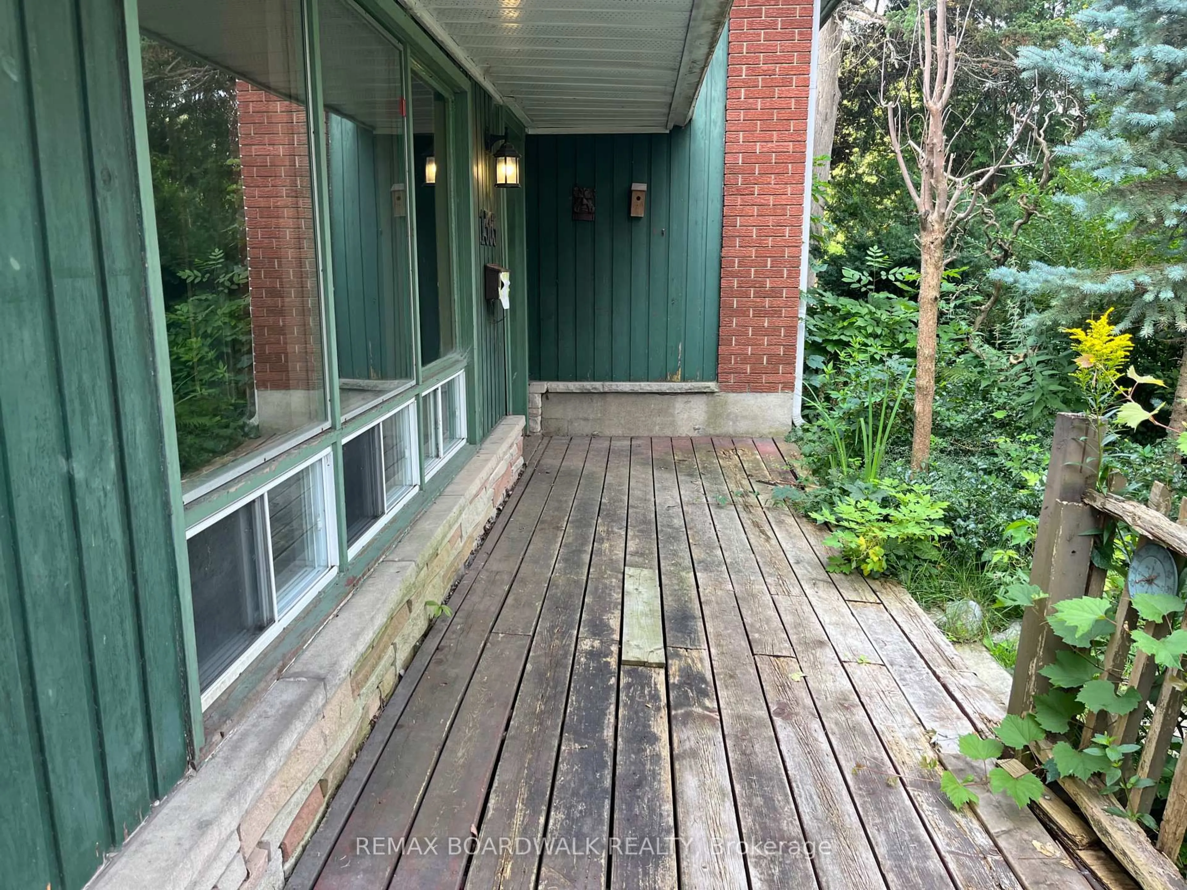 Patio, street for 1363 Duford Dr, Ottawa Ontario K1E 1E3