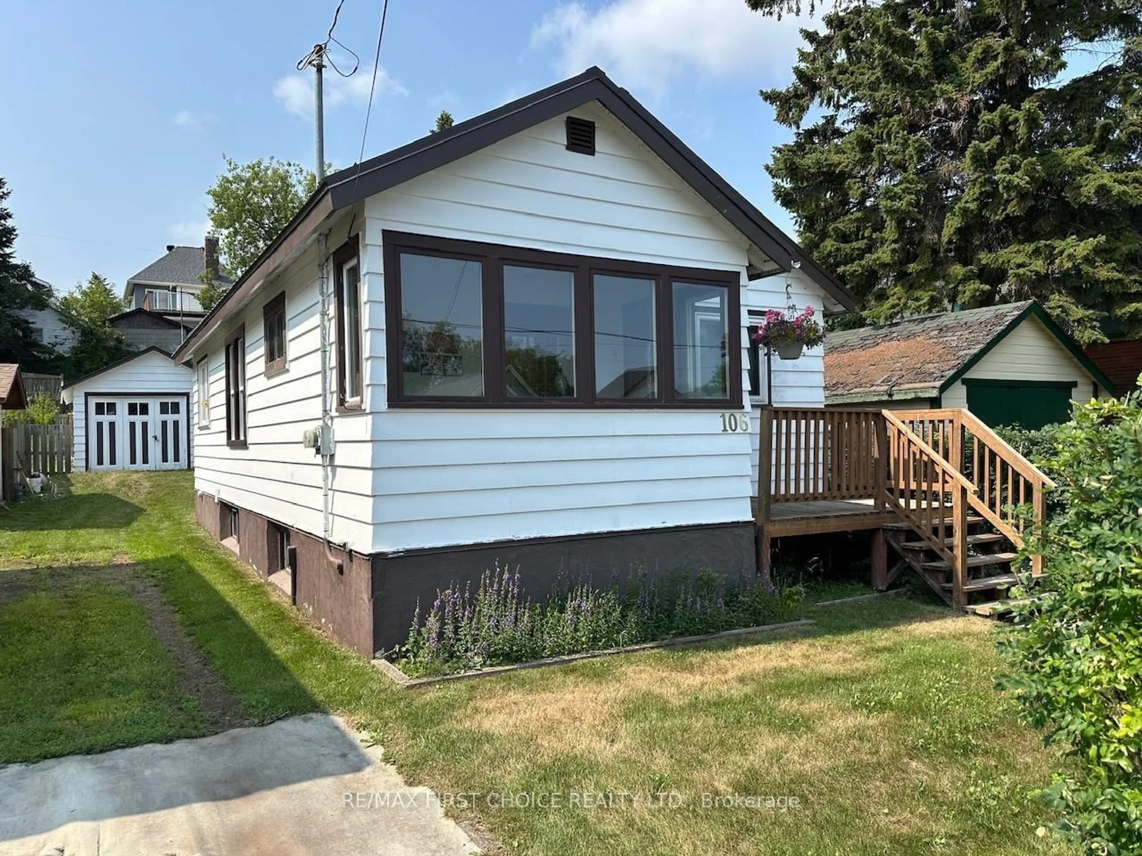 Home with vinyl exterior material, street for 106 College St, Thunder Bay Ontario P7A 5J5