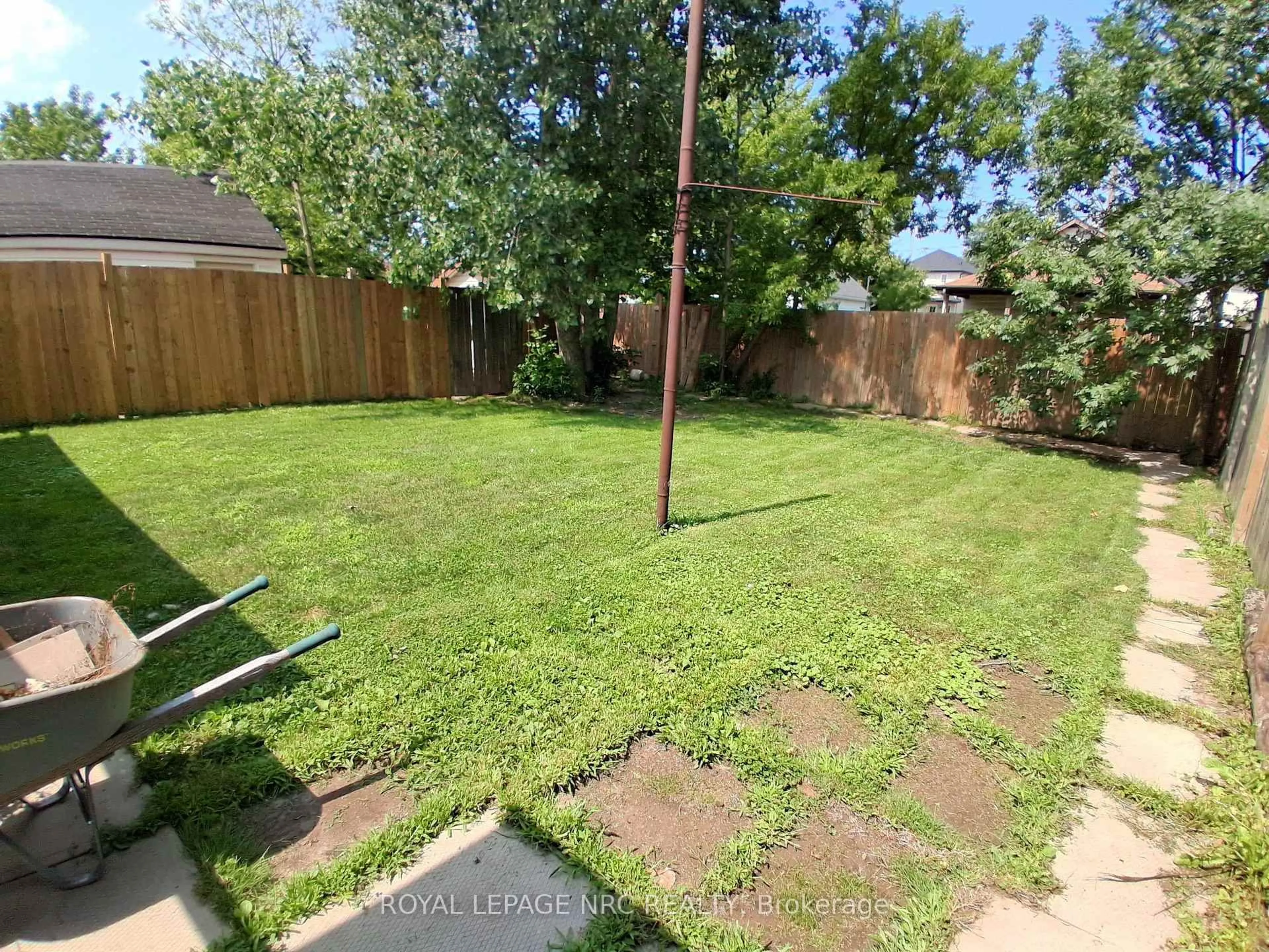 A pic from outside/outdoor area/front of a property/back of a property/a pic from drone, street for 42 Cumming St, St. Catharines Ontario L2S 1H9