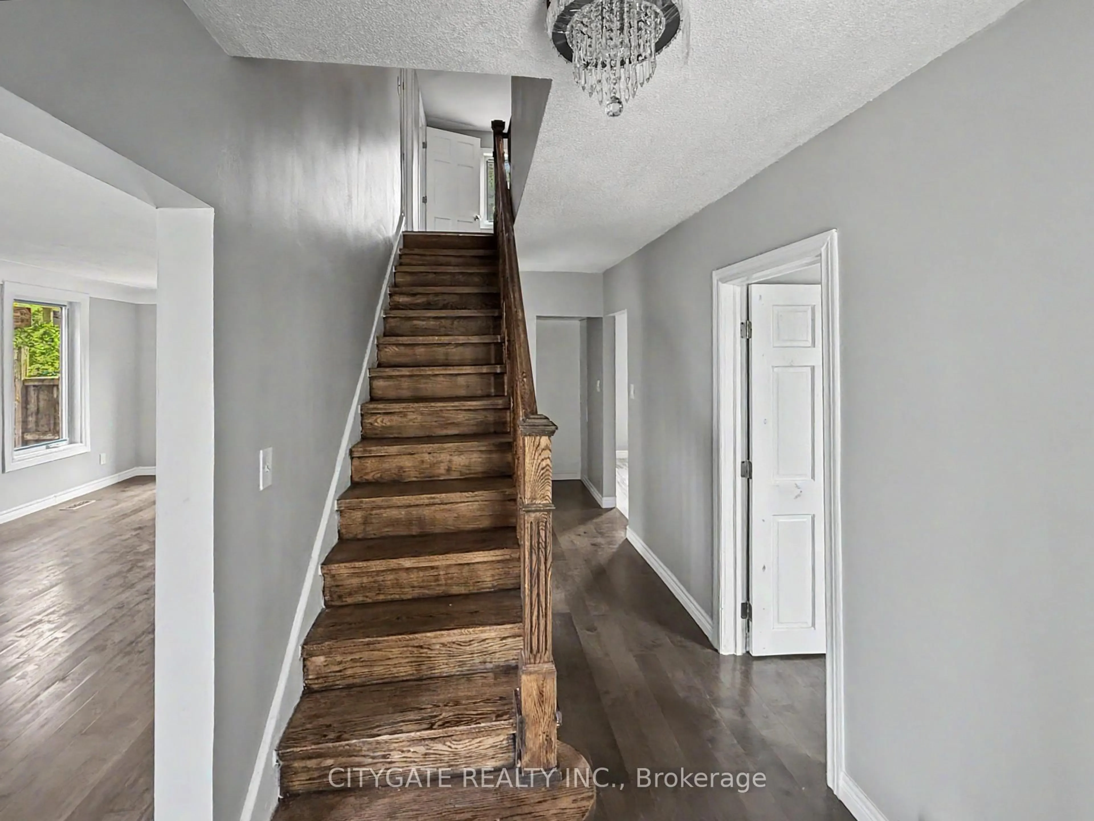 Stairs for 687 Upper James St, Hamilton Ontario L9C 2Z4