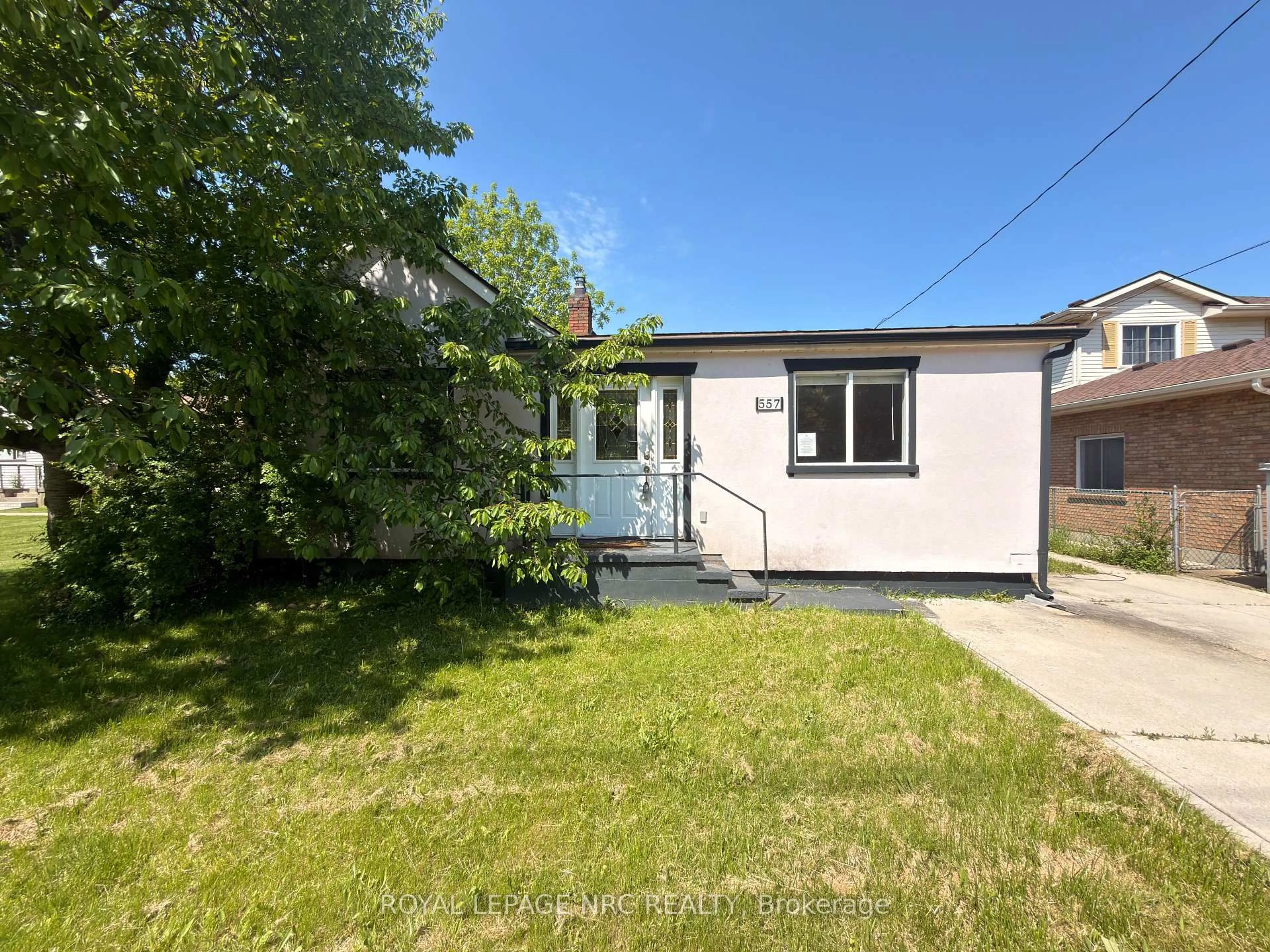 A pic from outside/outdoor area/front of a property/back of a property/a pic from drone, street for 557 Geneva St, St. Catharines Ontario L2N 2J1