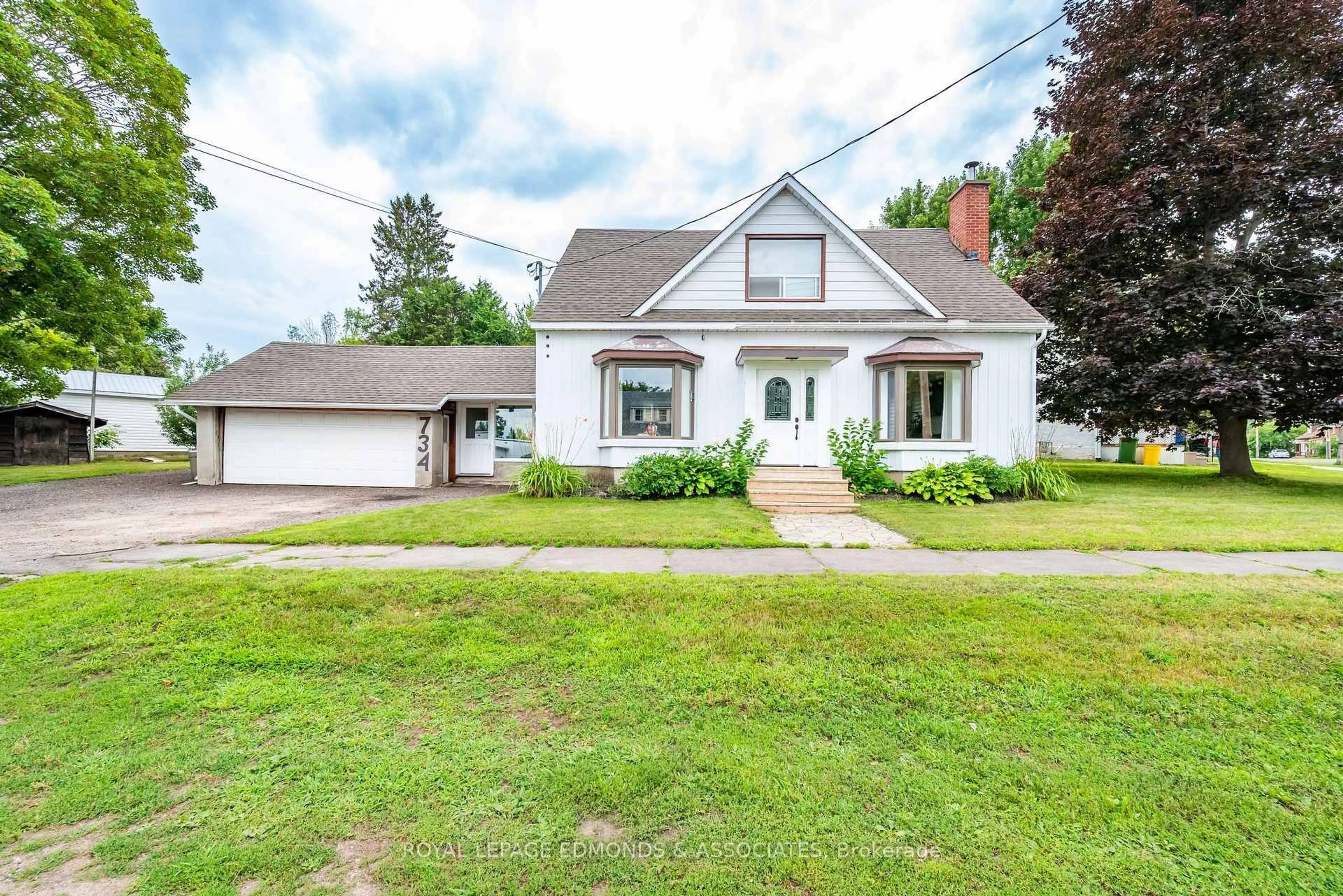 A pic from outside/outdoor area/front of a property/back of a property/a pic from drone, street for 734 Front St, Pembroke Ontario K8A 6J6