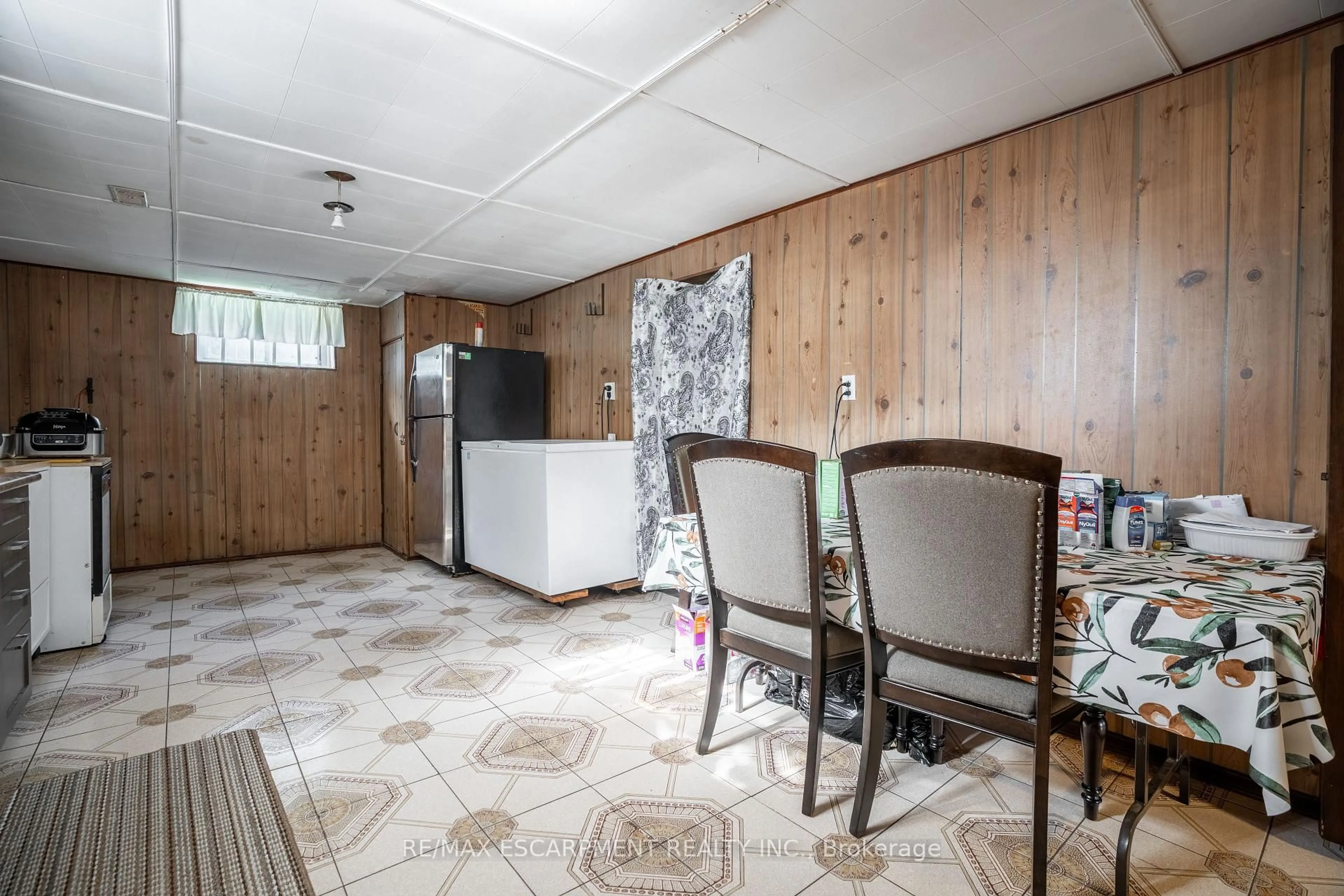 Unknown for 18 Villa Crt, Hamilton Ontario L8W 1M2