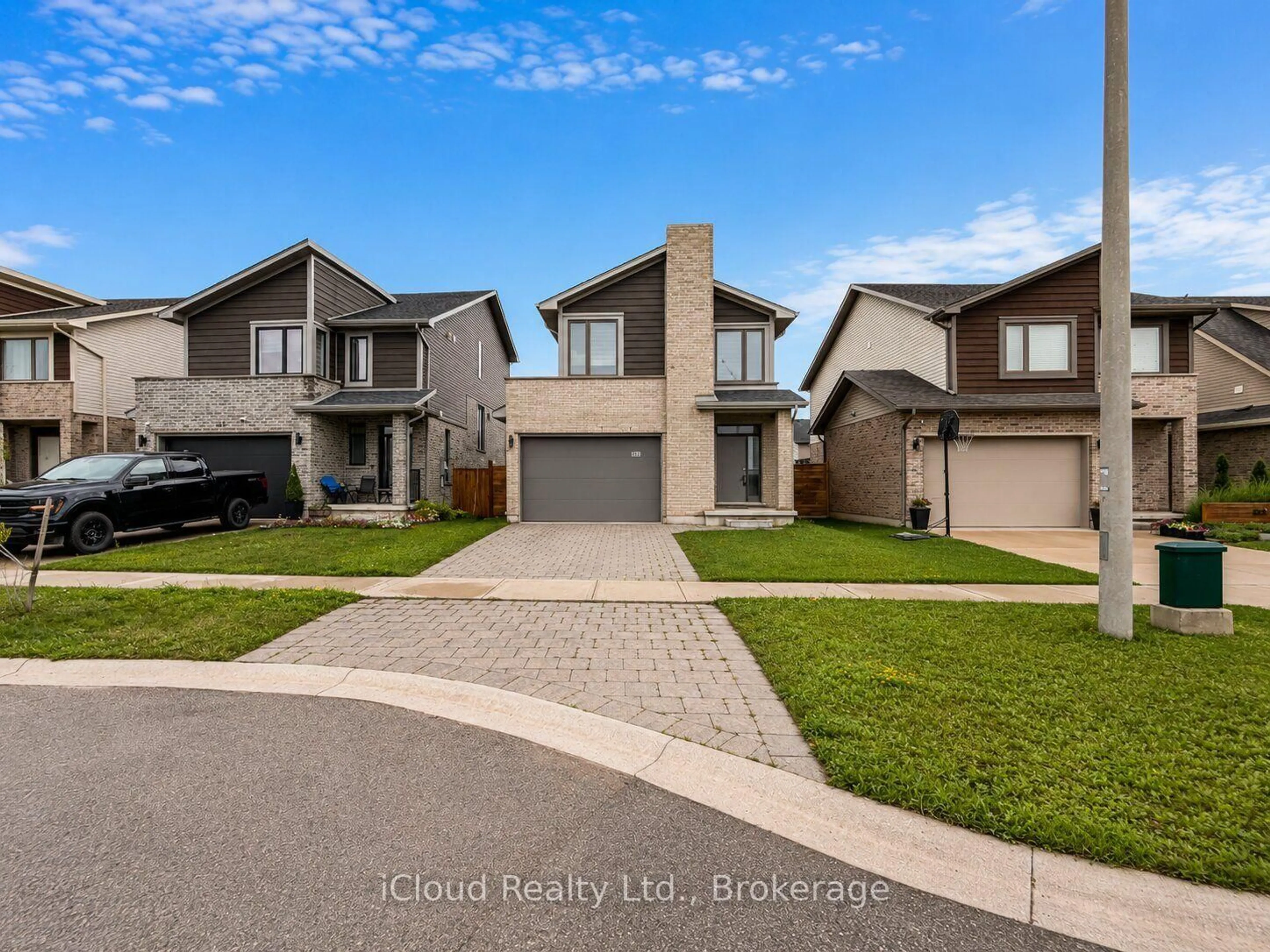A pic from outside/outdoor area/front of a property/back of a property/a pic from drone, street for 527 Chelton Rd, London South Ontario N6M 0H9