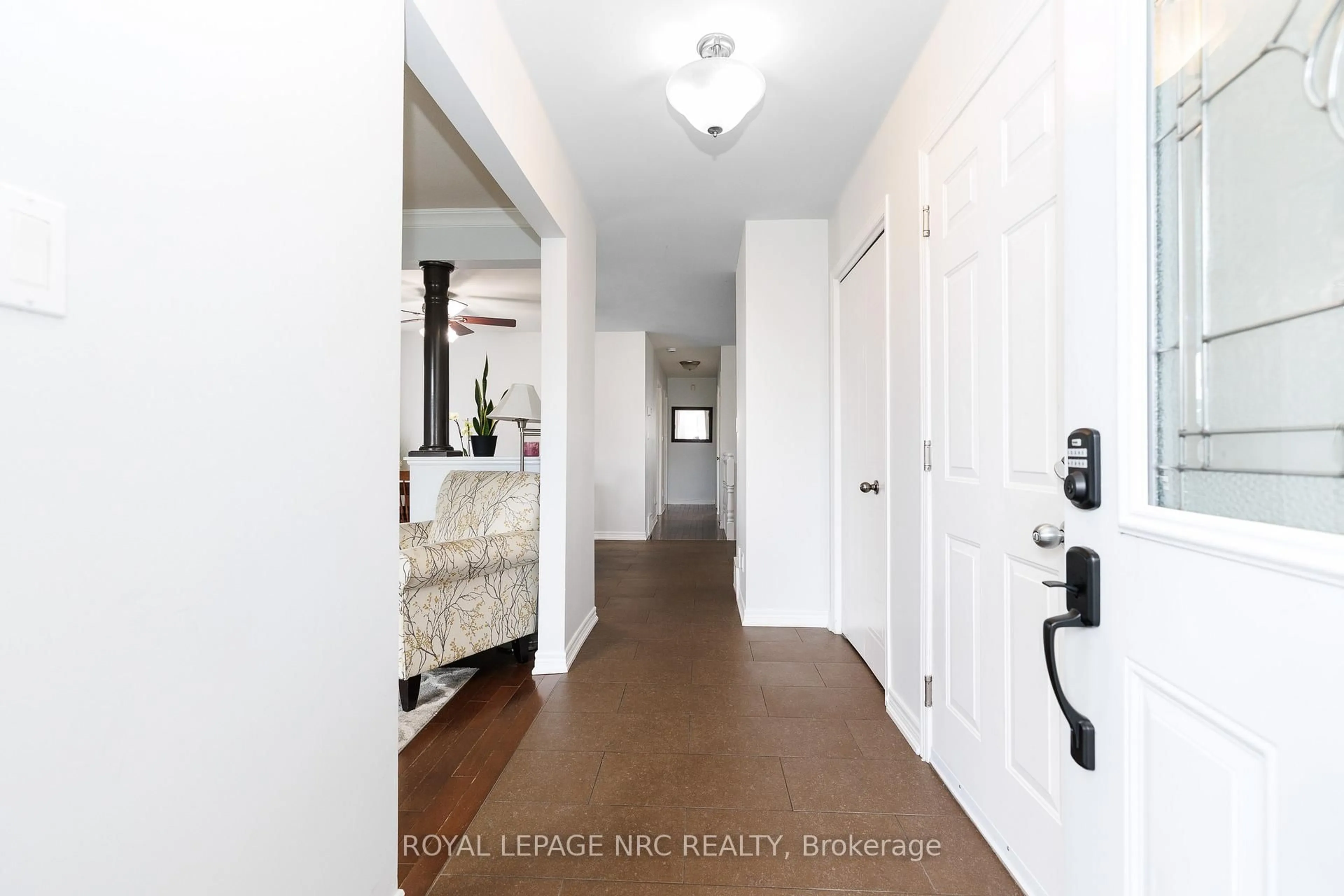 Indoor entryway for 16 Leonard Dr, St. Catharines Ontario L2S 3V2