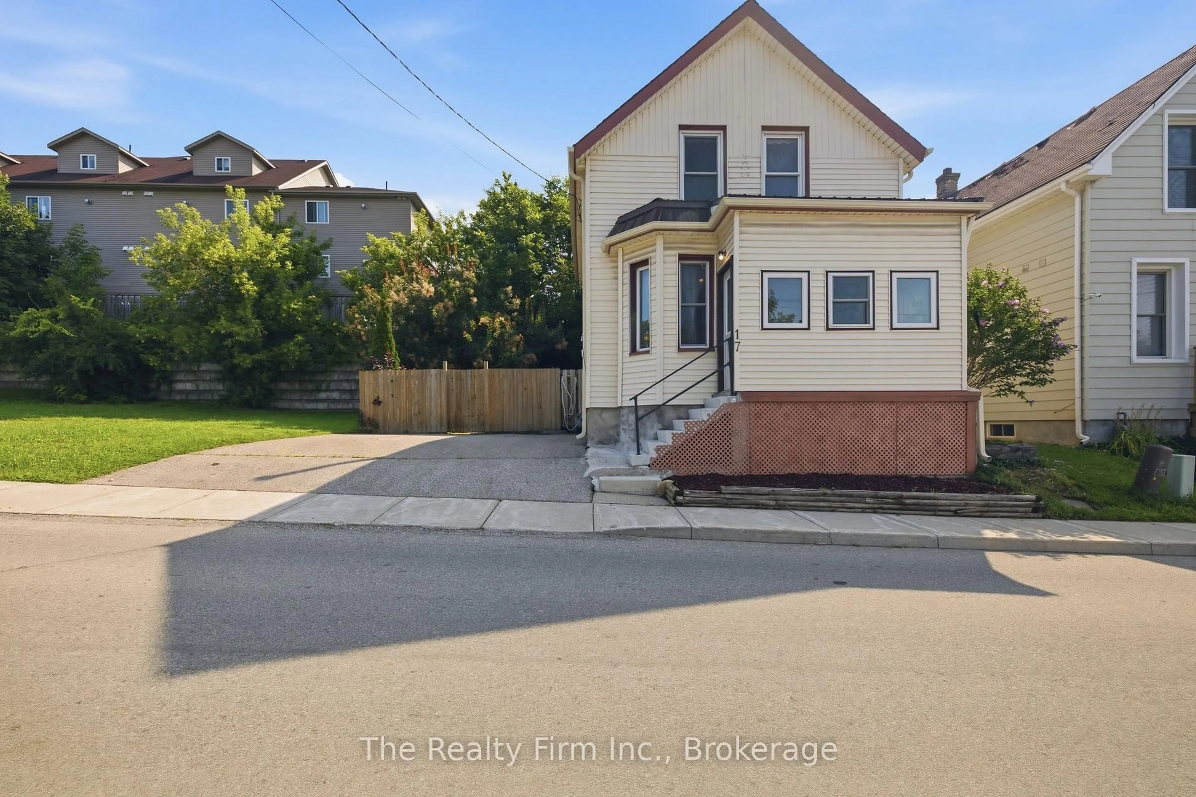 A pic from outside/outdoor area/front of a property/back of a property/a pic from drone, street for 17 Douglas St, Woodstock Ontario N4S 2Y1