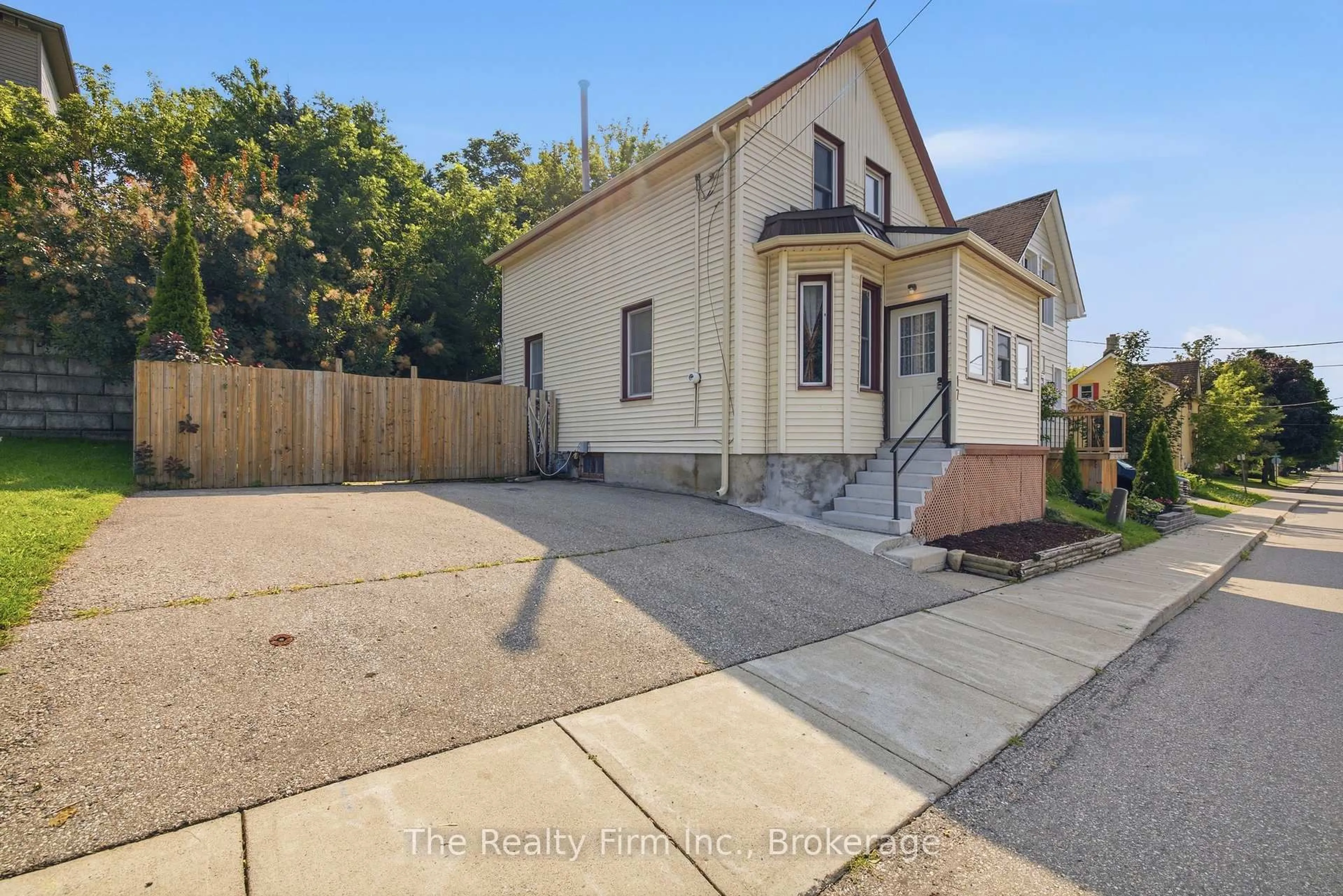 A pic from outside/outdoor area/front of a property/back of a property/a pic from drone, street for 17 Douglas St, Woodstock Ontario N4S 2Y1