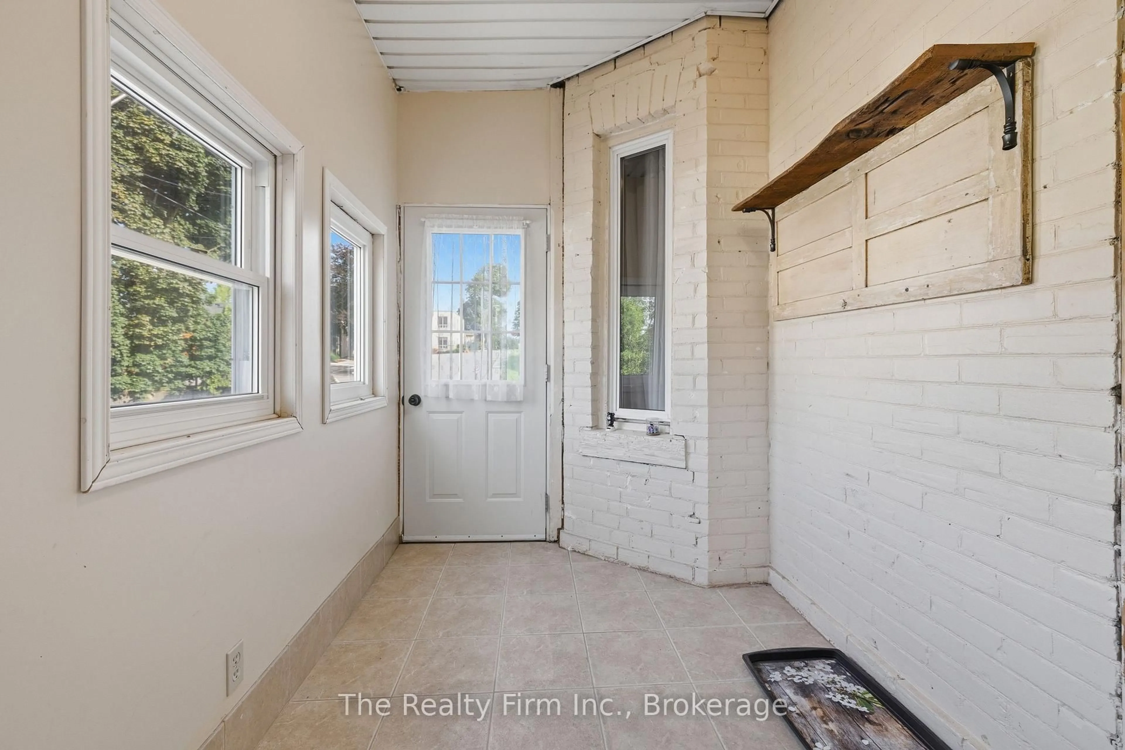 Indoor entryway for 17 Douglas St, Woodstock Ontario N4S 2Y1