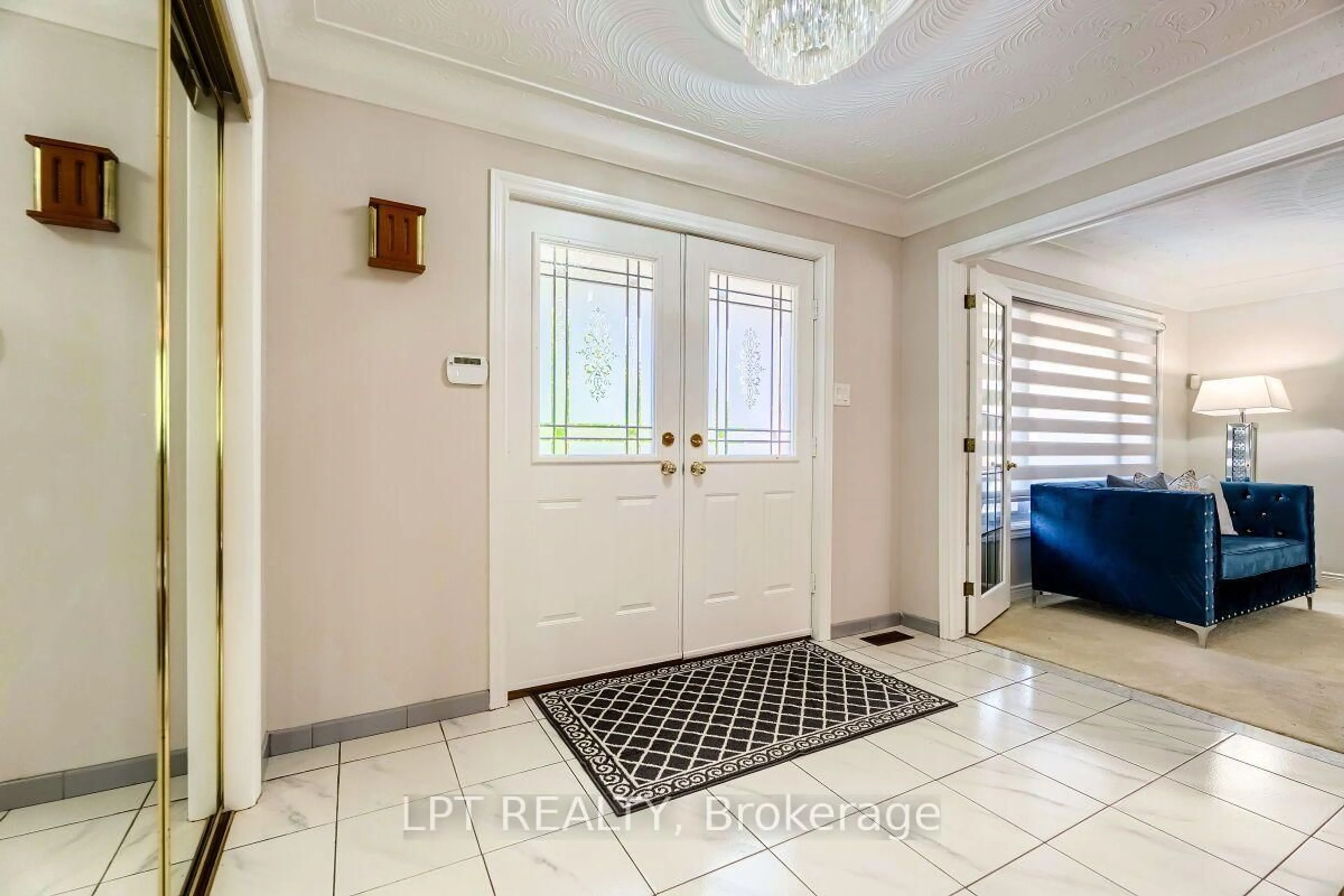 Indoor entryway for 16 Vogue Crt, Hamilton Ontario L8E 4T3
