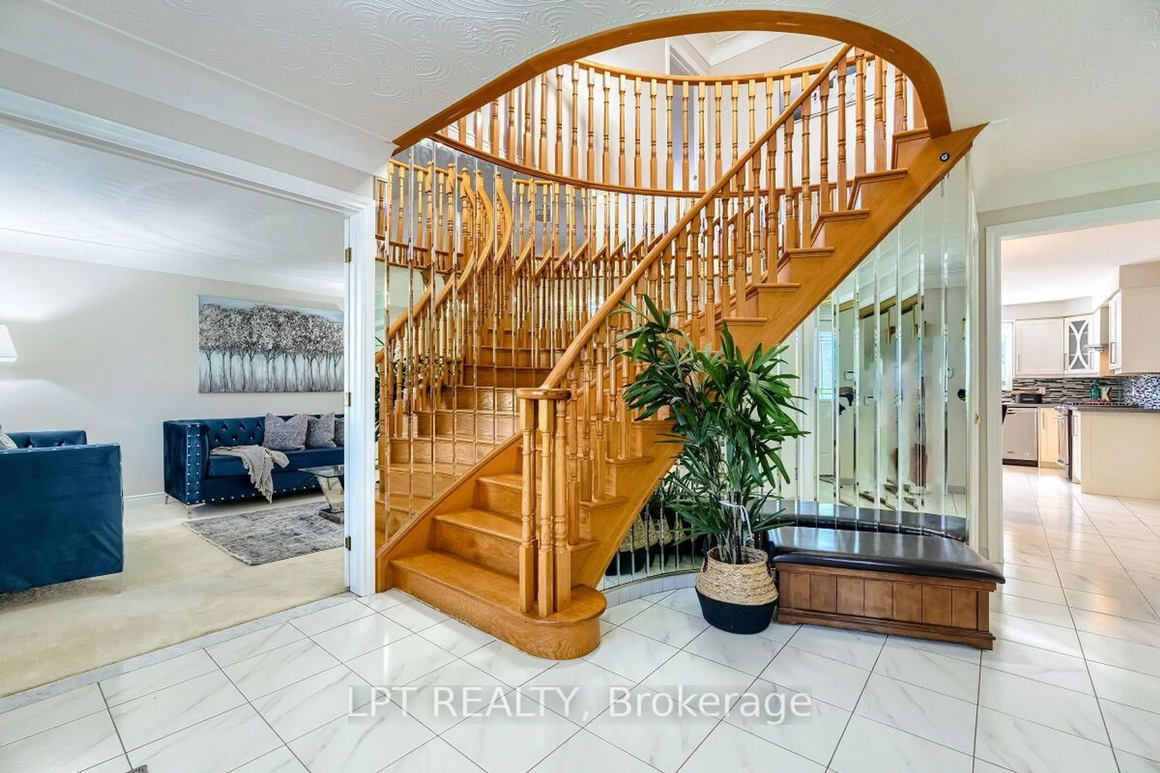 Indoor foyer for 16 Vogue Crt, Hamilton Ontario L8E 4T3