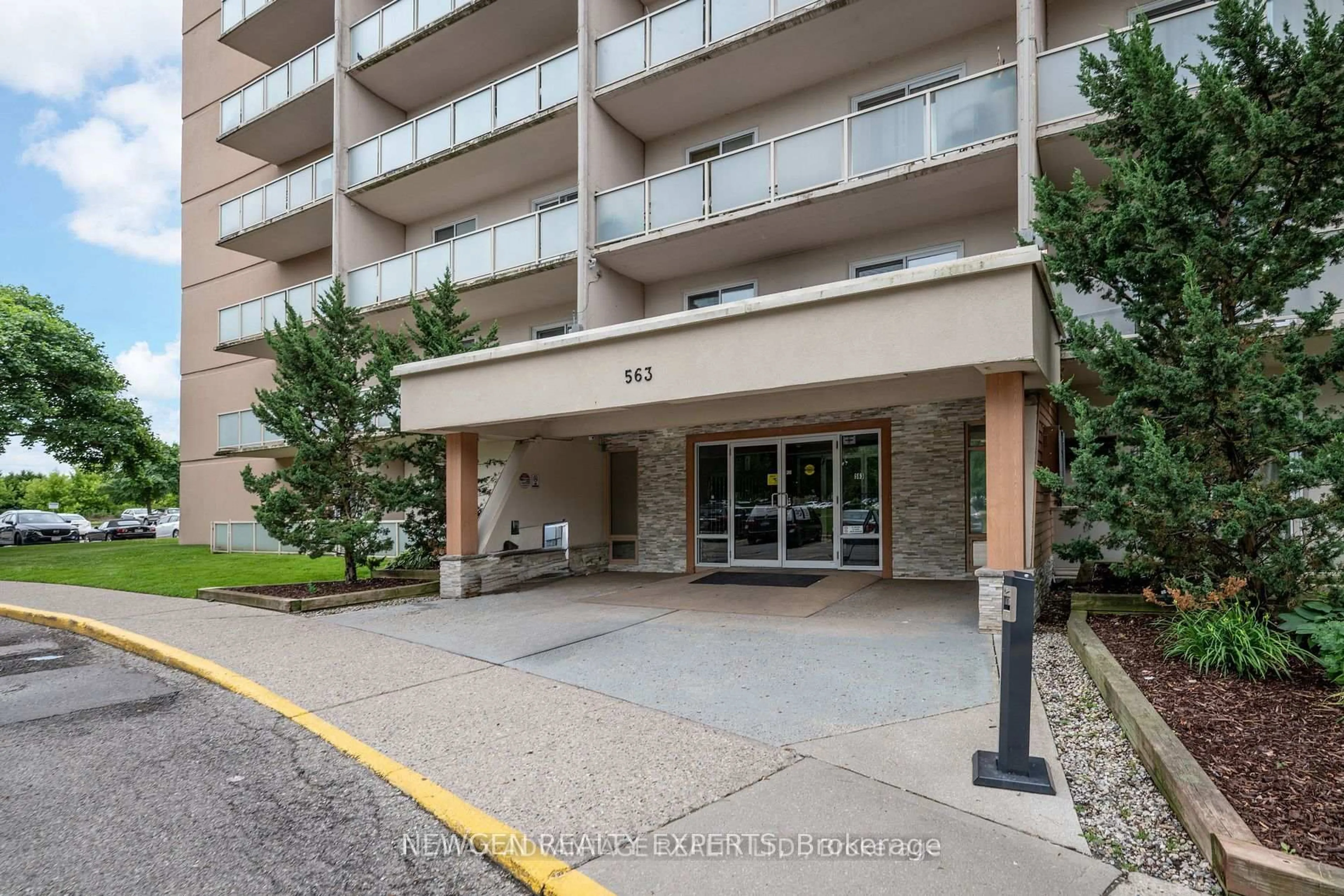 Indoor foyer for 563 MORNINGTON Ave #606, London East Ontario N5Y 4T8