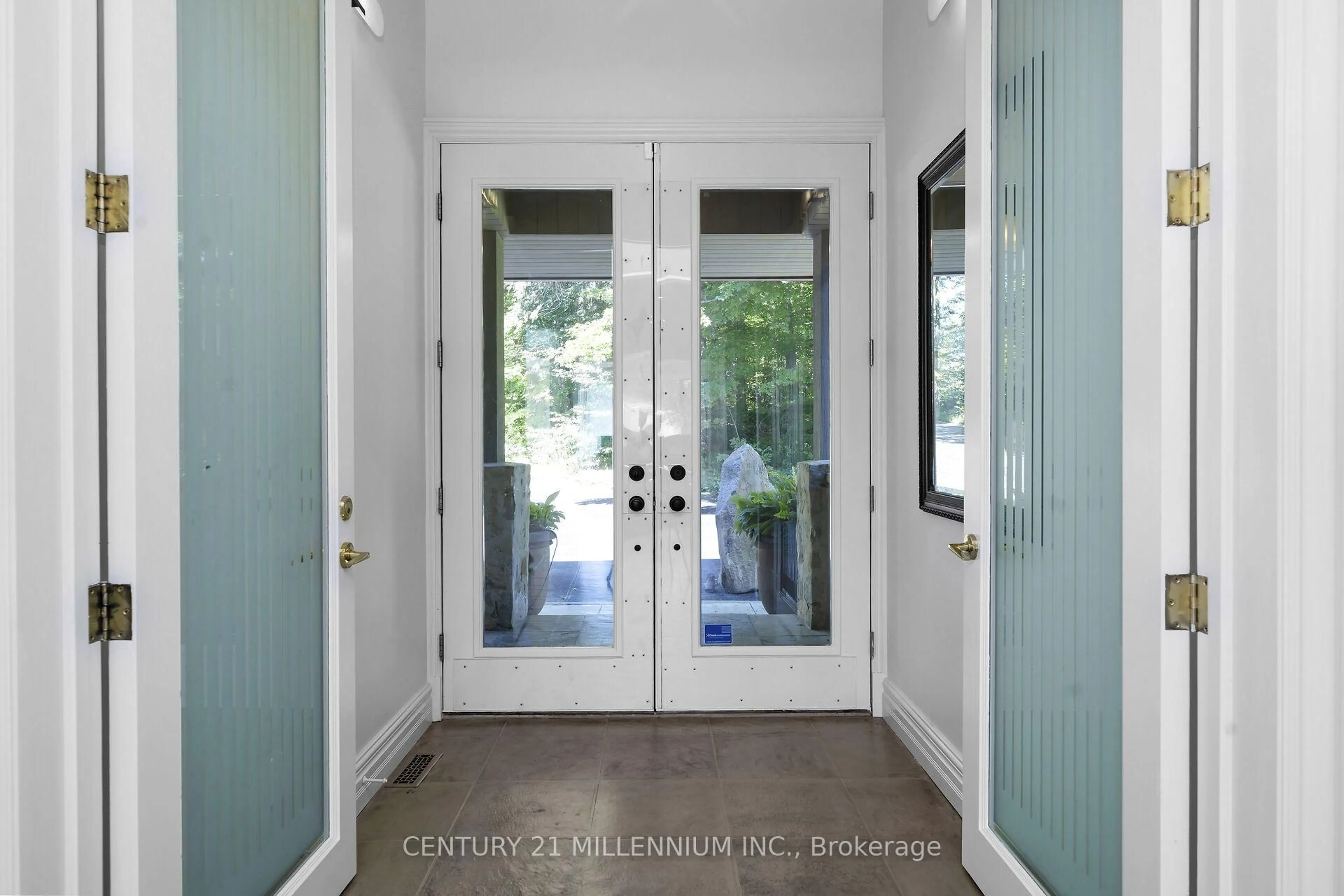Indoor entryway for 9135 Sideroad 24 Sdrd, Erin Ontario N0B 1Z0