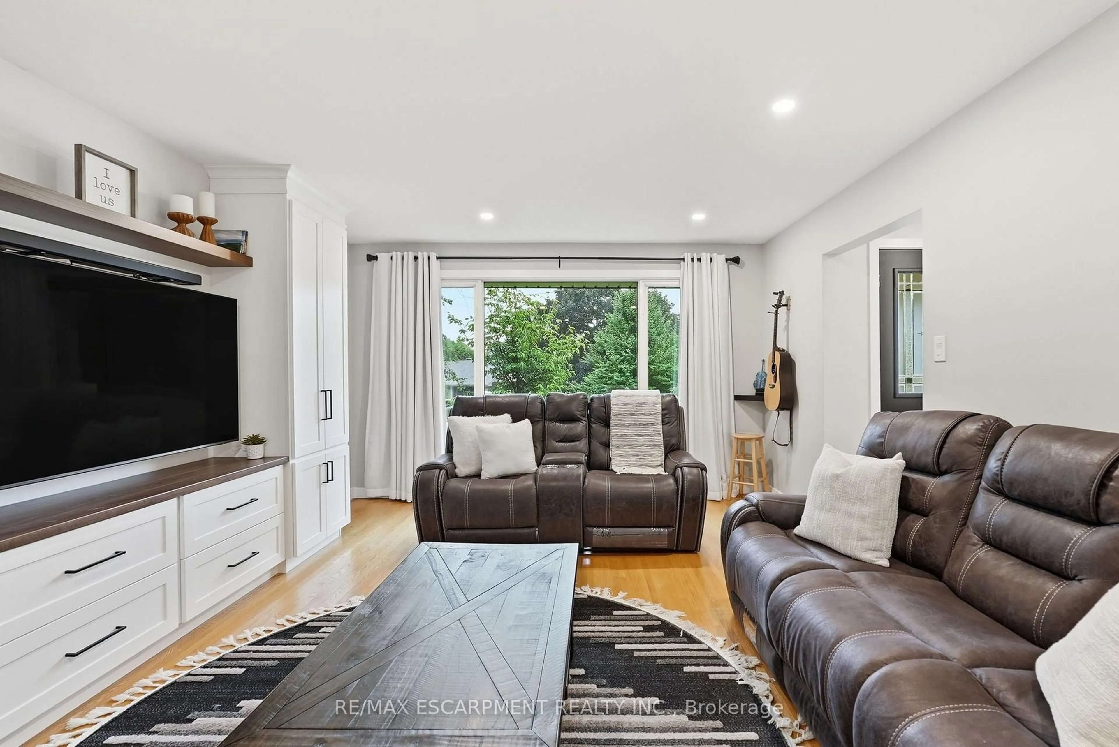 Living room with furniture, unknown for 10 Taylor Cres, Hamilton Ontario L9H 6B3
