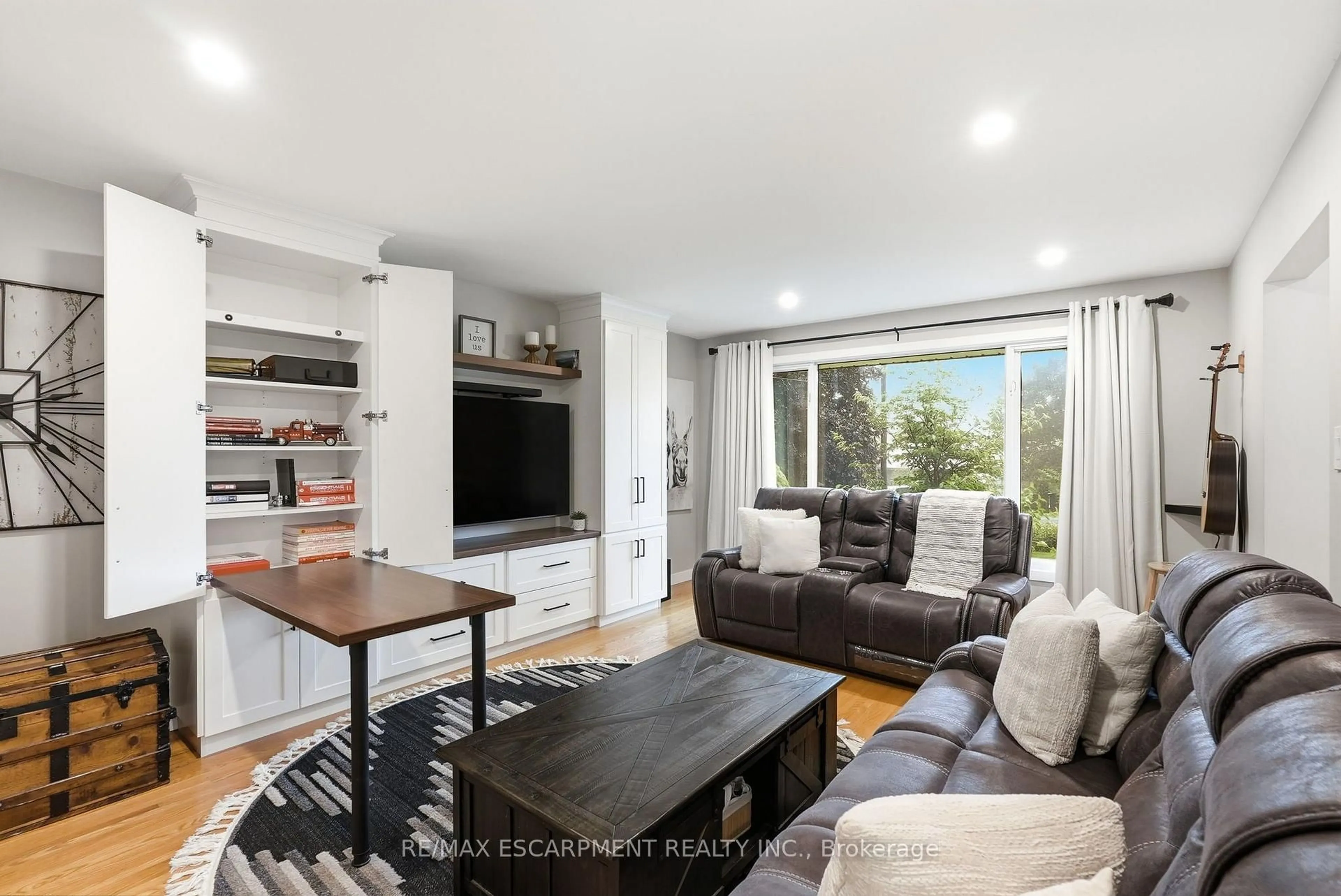 Living room with furniture, unknown for 10 Taylor Cres, Hamilton Ontario L9H 6B3