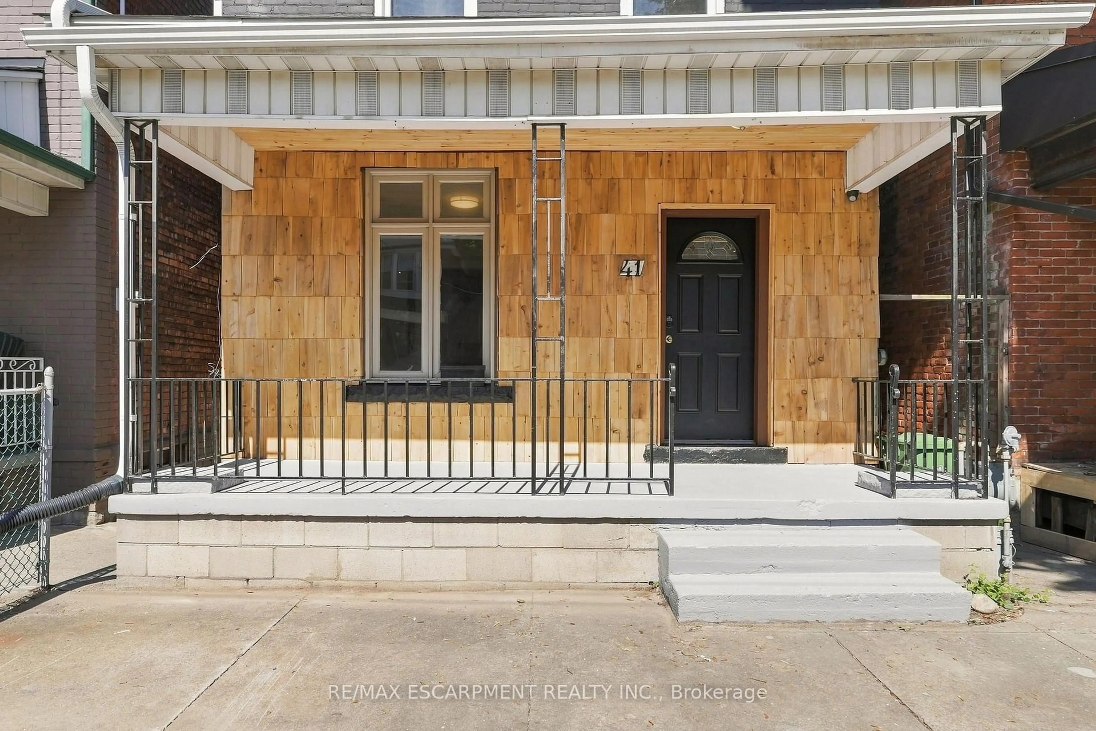Indoor entryway for 41 BARNESDALE Ave, Hamilton Ontario L8L 6R7