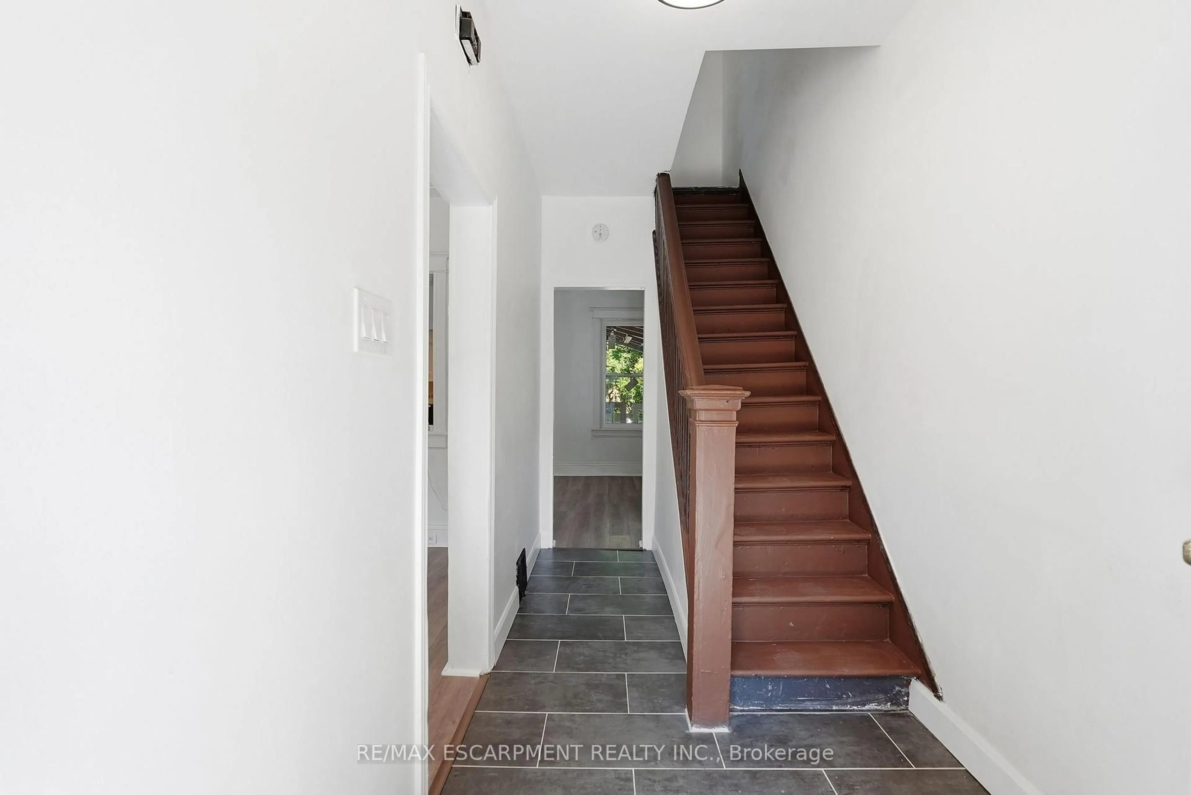 Indoor entryway for 41 BARNESDALE Ave, Hamilton Ontario L8L 6R7