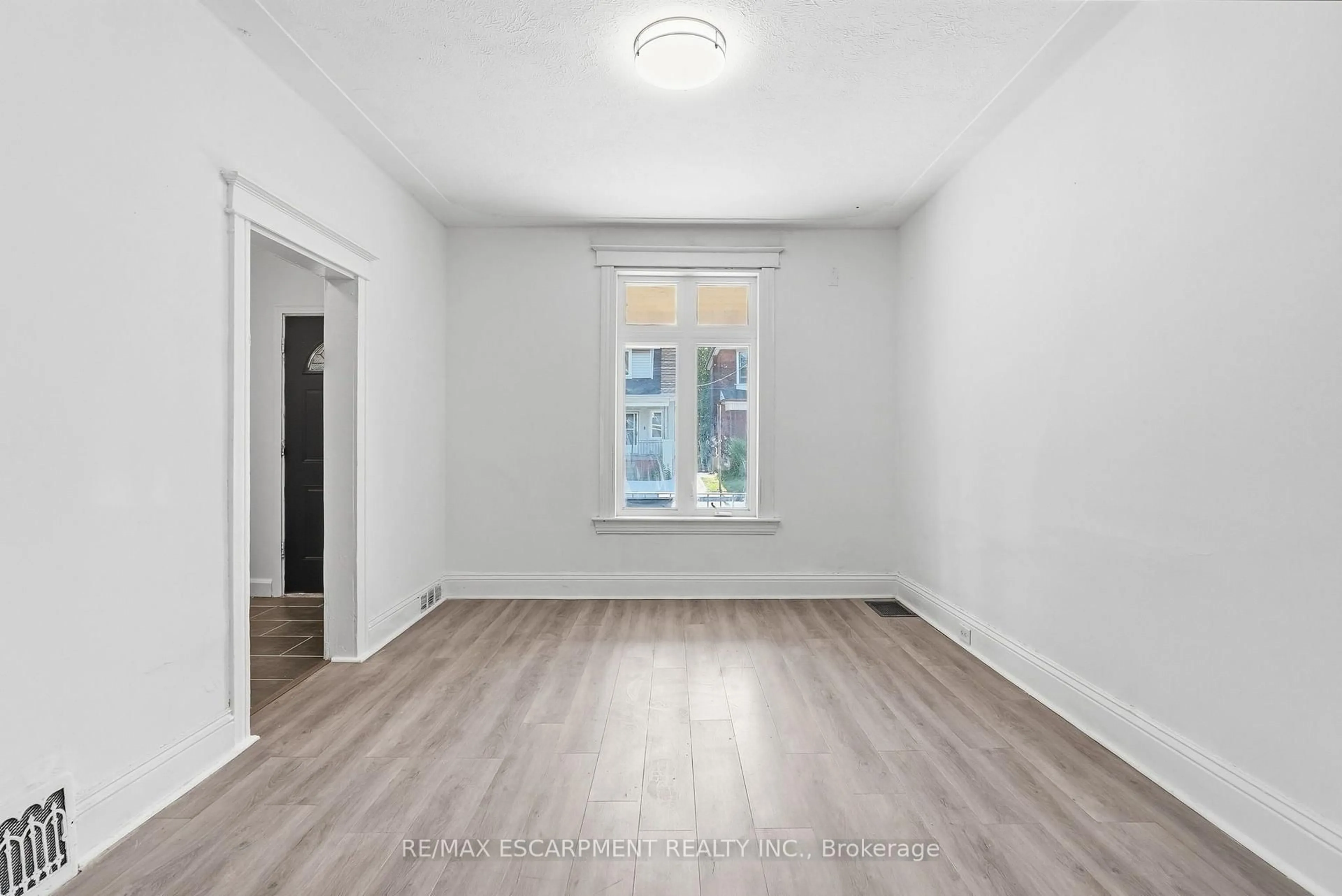A pic of a room for 41 BARNESDALE Ave, Hamilton Ontario L8L 6R7