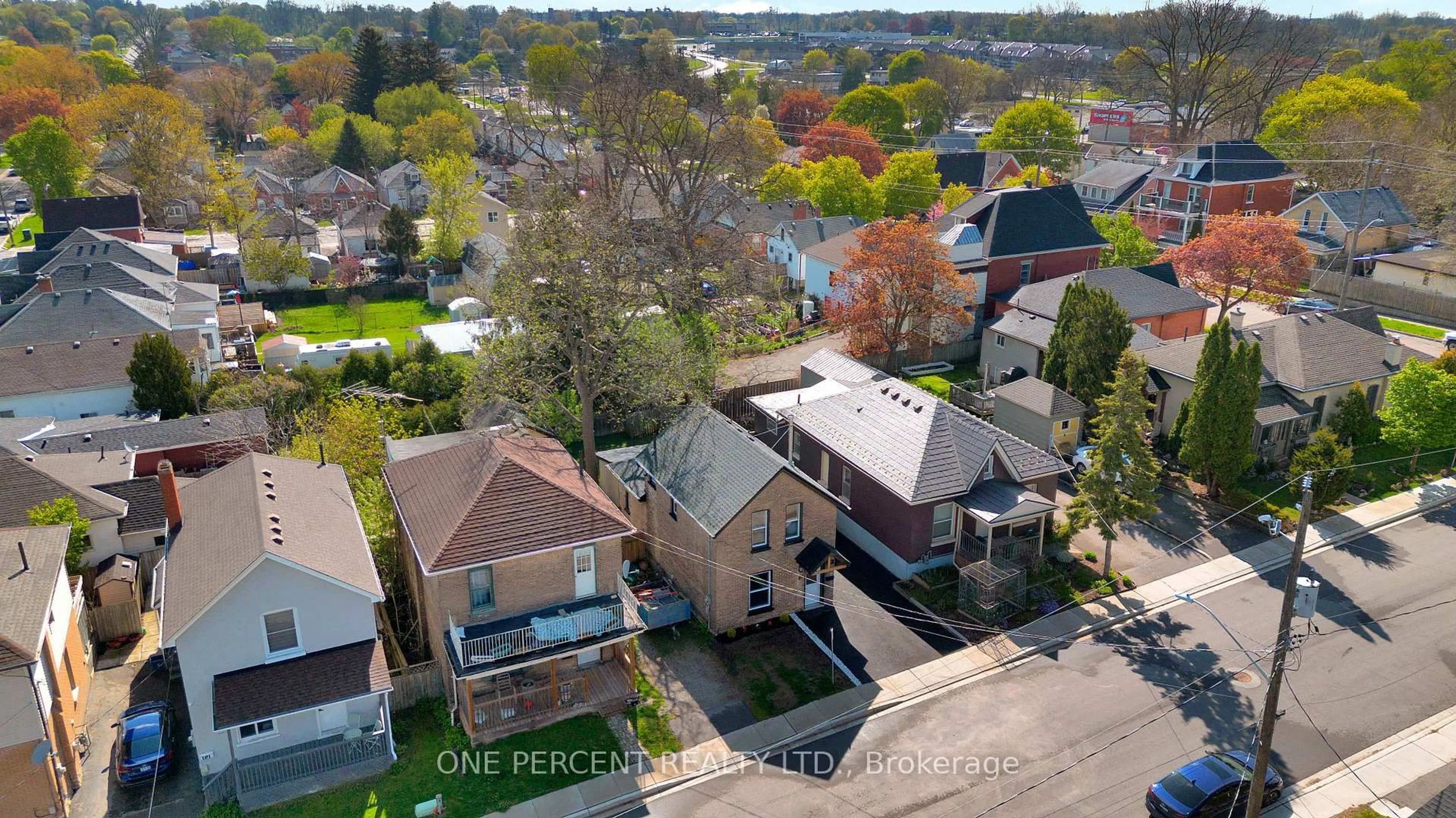 A pic from outside/outdoor area/front of a property/back of a property/a pic from drone, street for 187 Drummond St, Brantford Ontario N3S 6A8