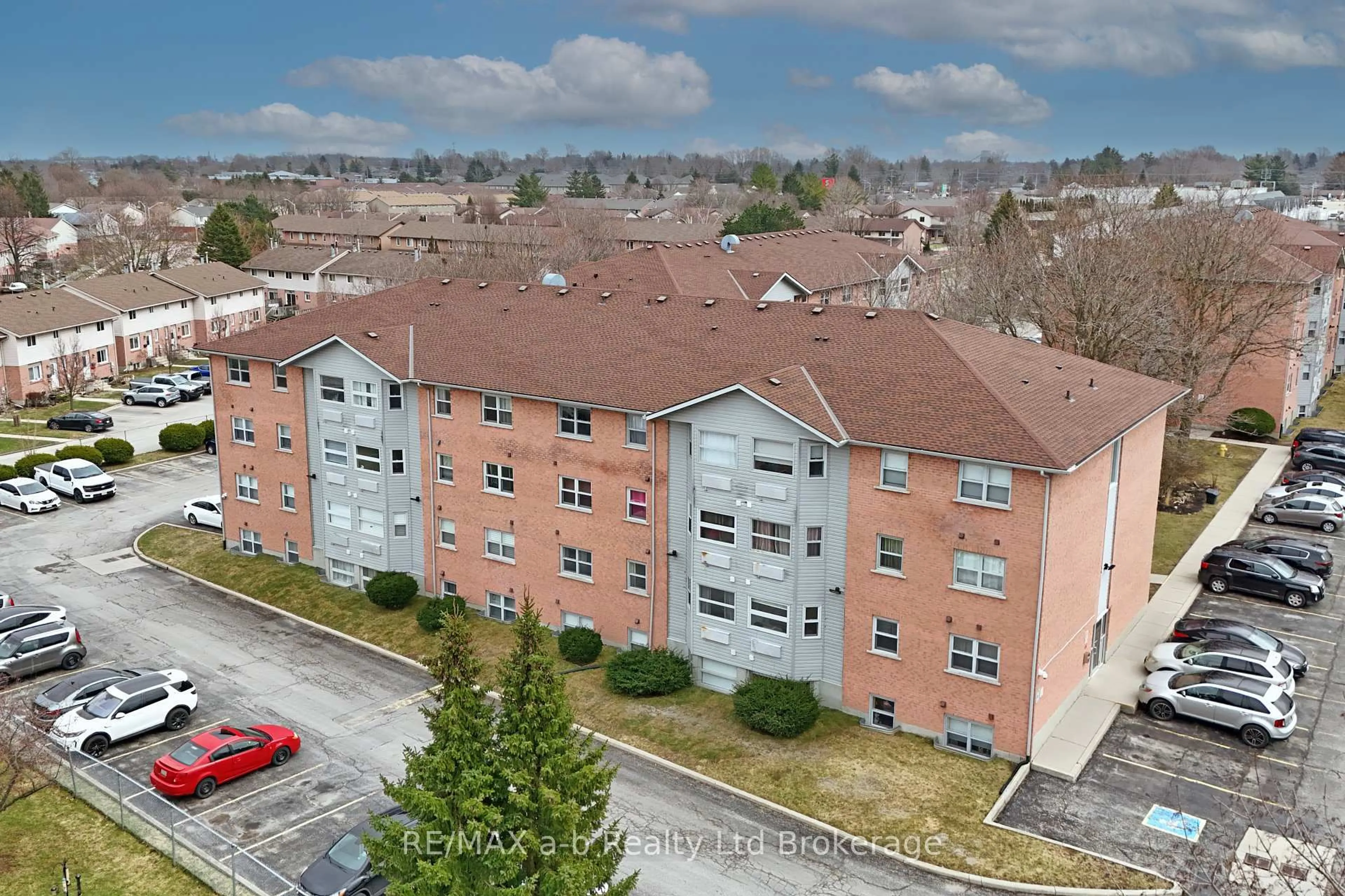 A pic from outside/outdoor area/front of a property/back of a property/a pic from drone, unknown for 64 Hiawatha Rd #36, Woodstock Ontario N4T 1P4