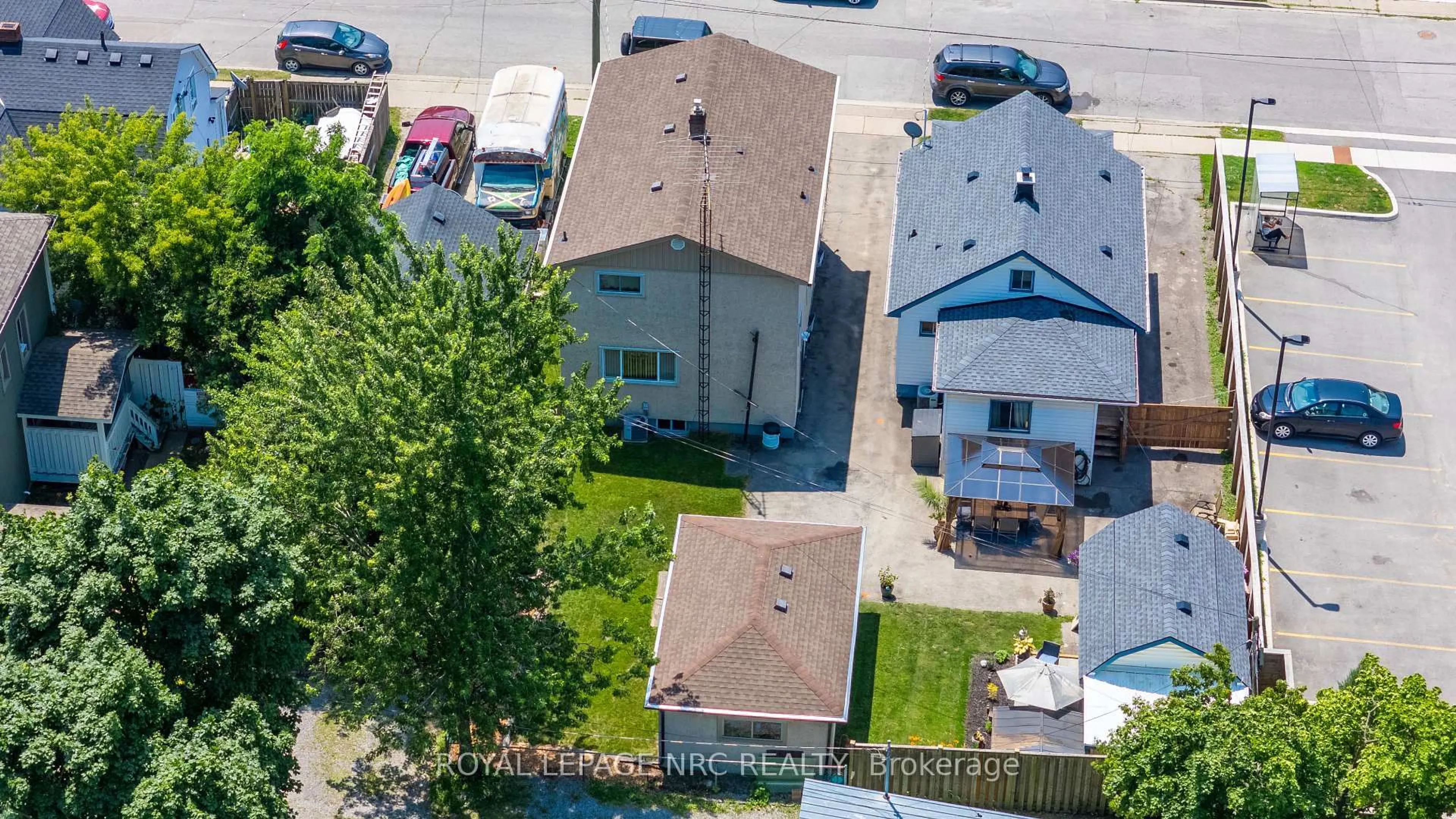 A pic from outside/outdoor area/front of a property/back of a property/a pic from drone, street for 78 York St, Welland Ontario L3B 4A9