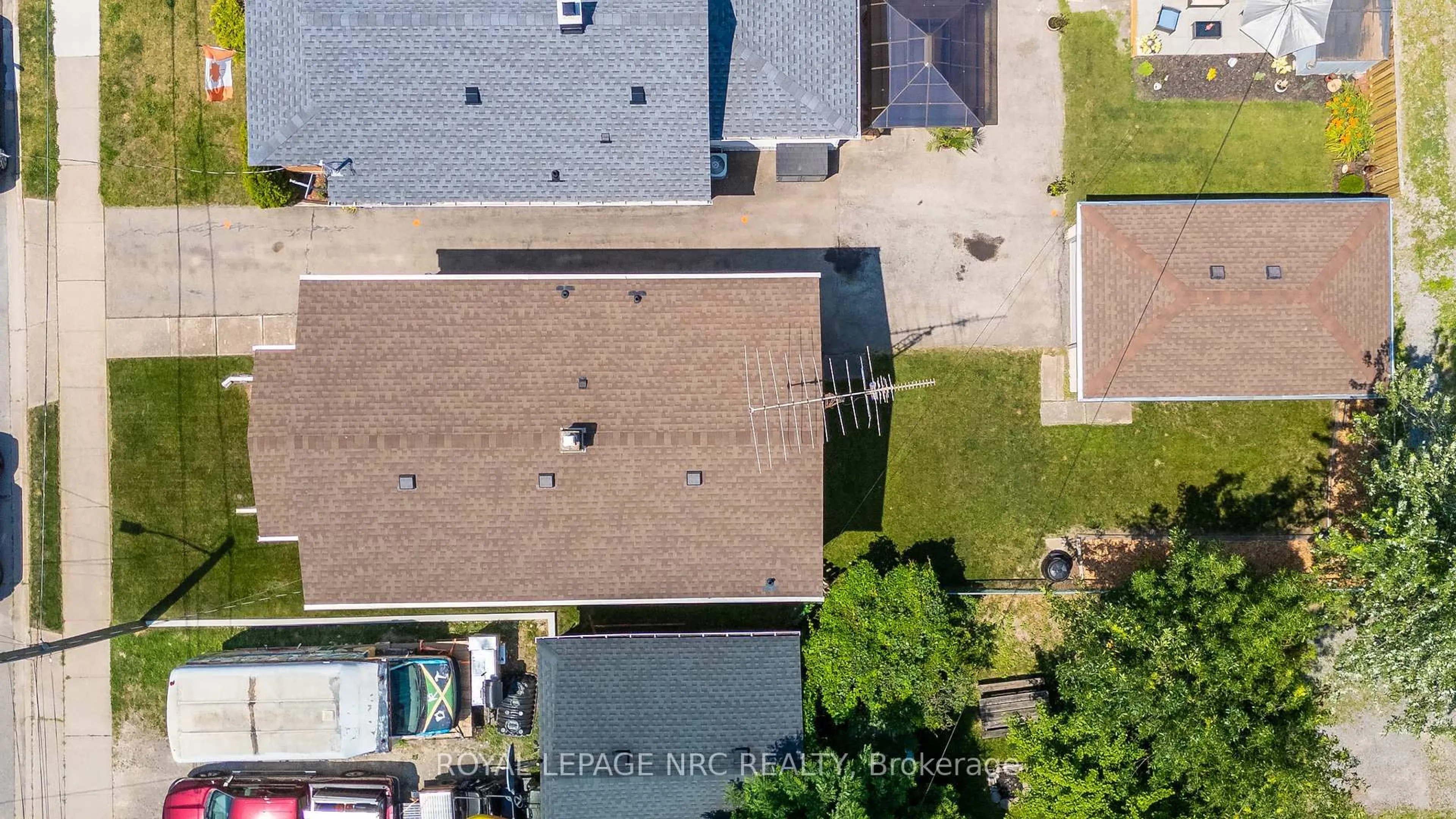 A pic from outside/outdoor area/front of a property/back of a property/a pic from drone, street for 78 York St, Welland Ontario L3B 4A9