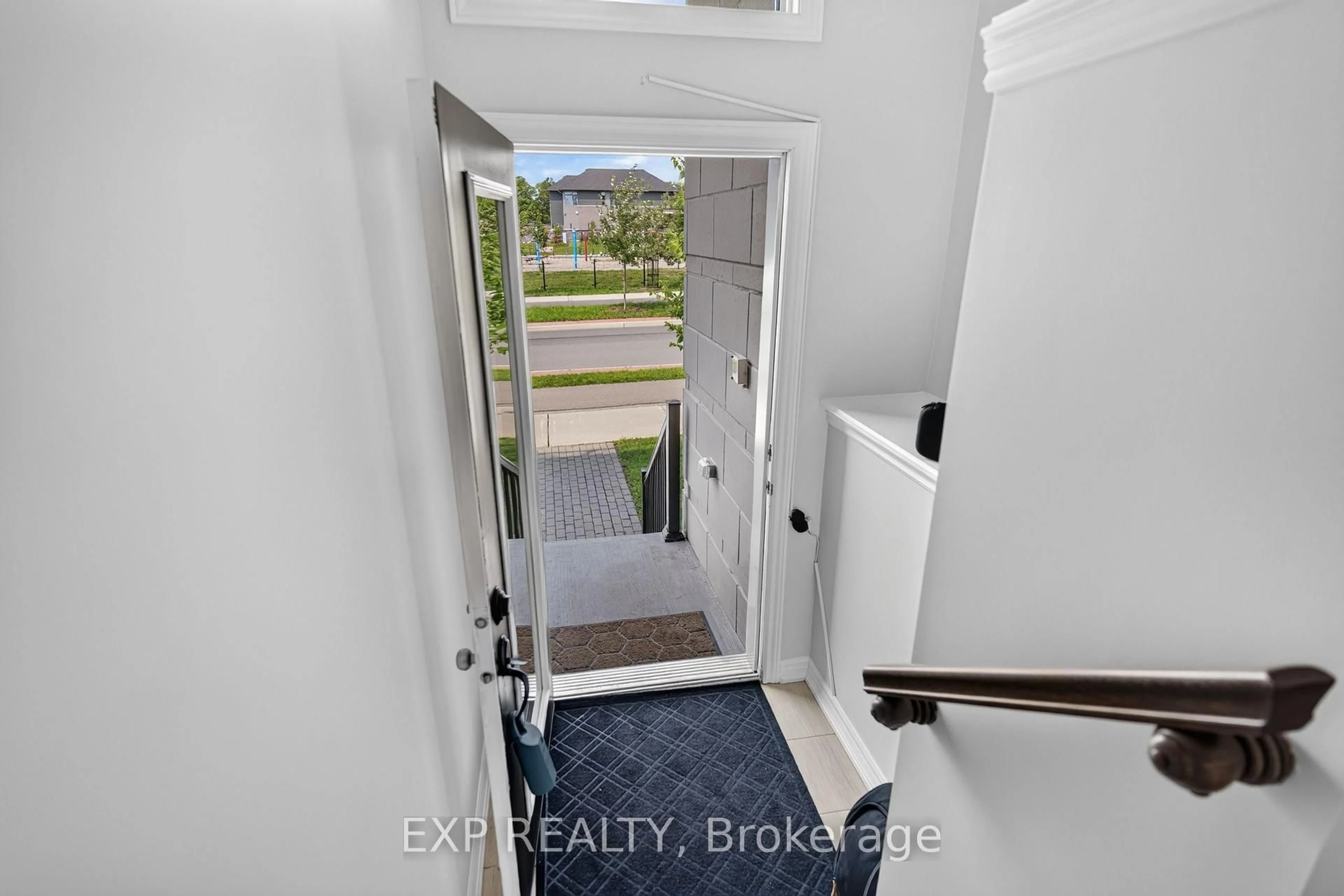 Indoor entryway for 1440 HEMLOCK Rd, Ottawa Ontario K1K 4B9