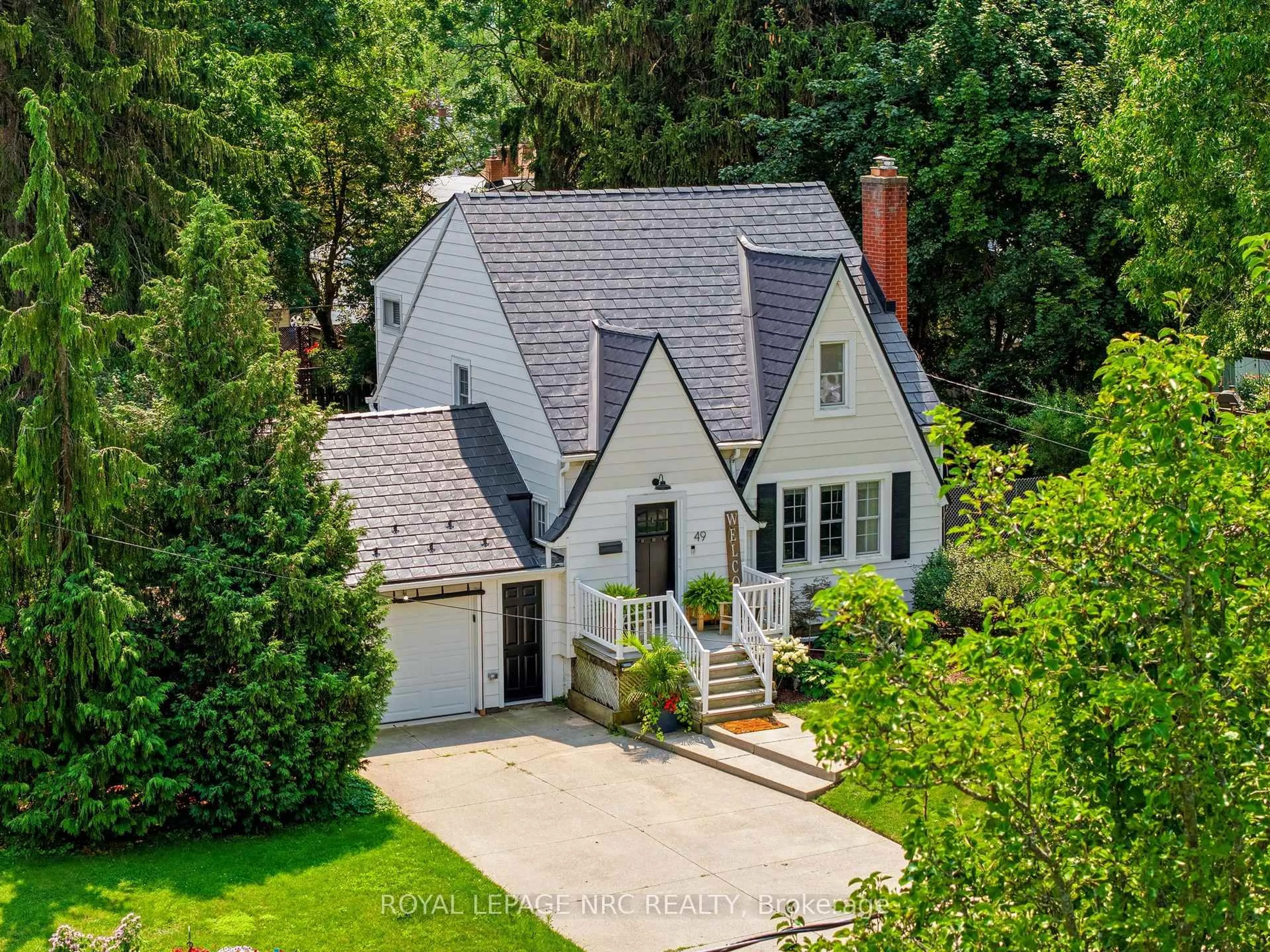 A pic from outside/outdoor area/front of a property/back of a property/a pic from drone, street for 49 Smith St, Welland Ontario L3C 4H5