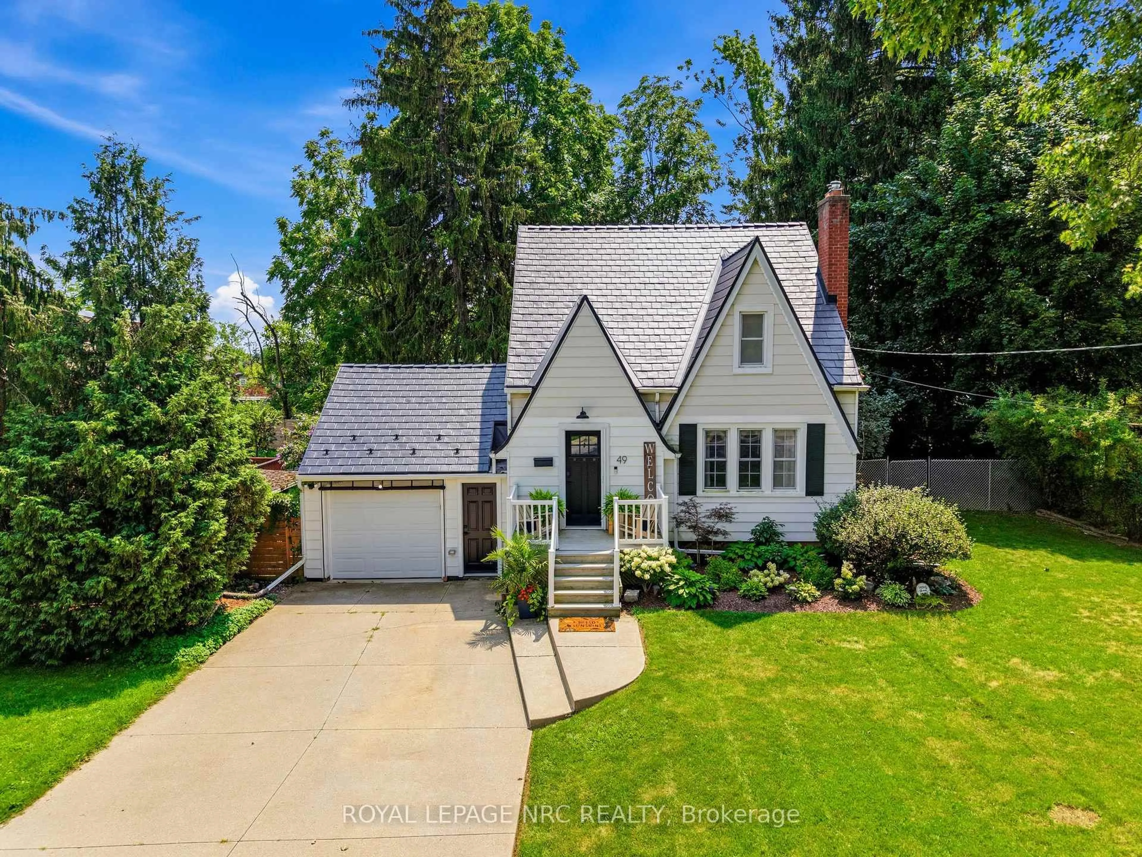 A pic from outside/outdoor area/front of a property/back of a property/a pic from drone, street for 49 Smith St, Welland Ontario L3C 4H5