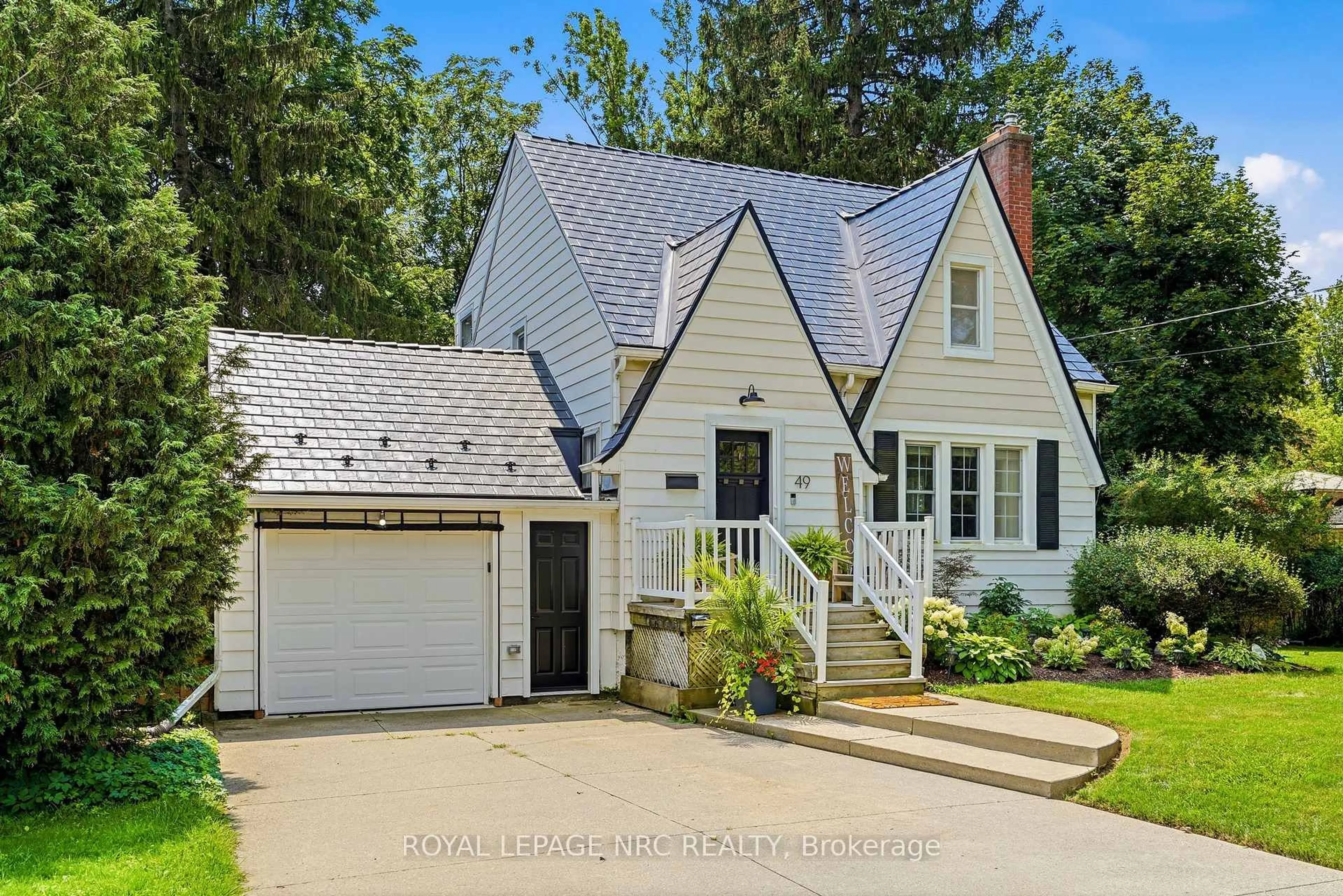 Home with vinyl exterior material, street for 49 Smith St, Welland Ontario L3C 4H5