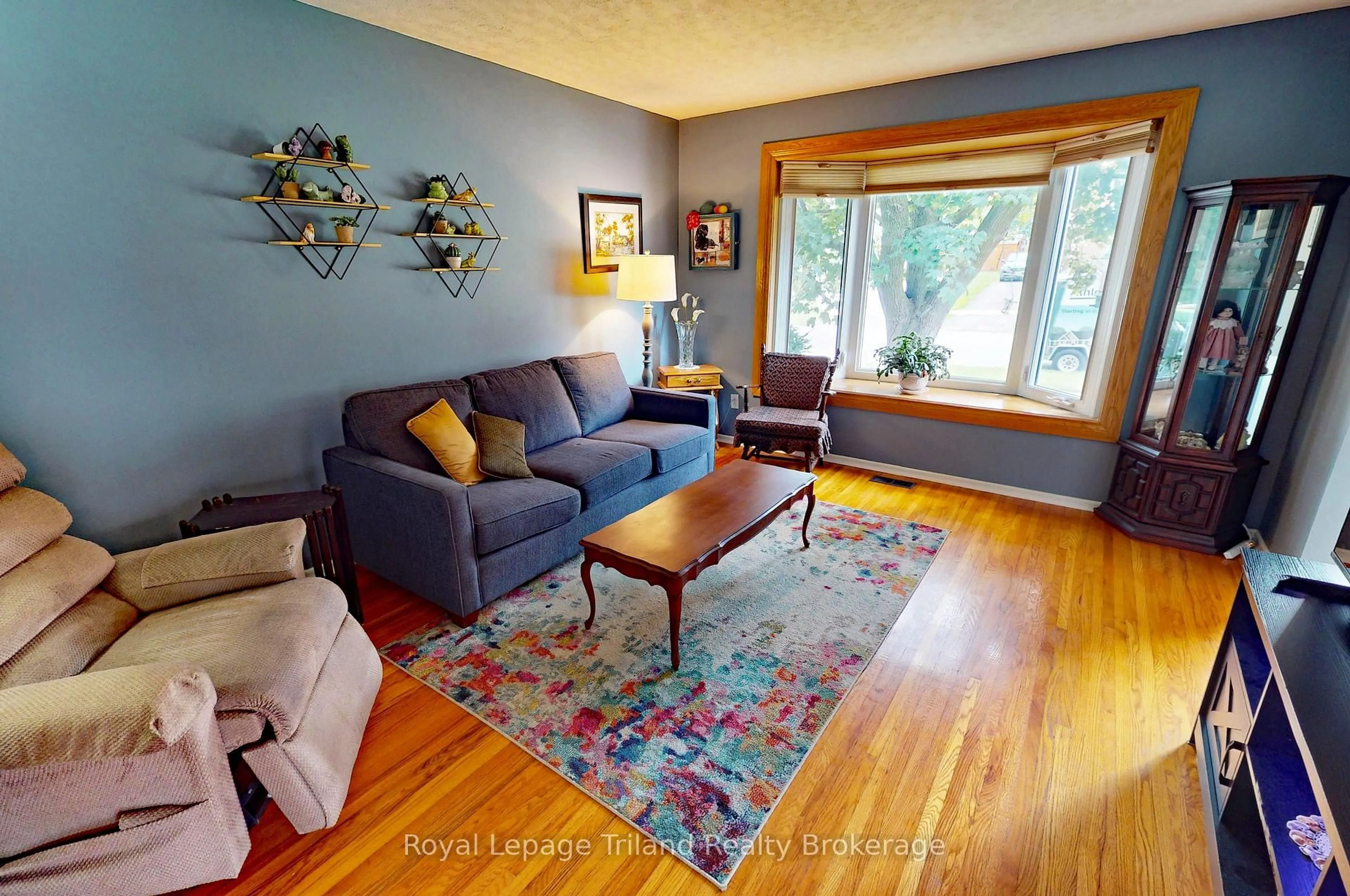 Living room with furniture, wood/laminate floor for 773 Gladstone Dr, Woodstock Ontario N4S 5T1