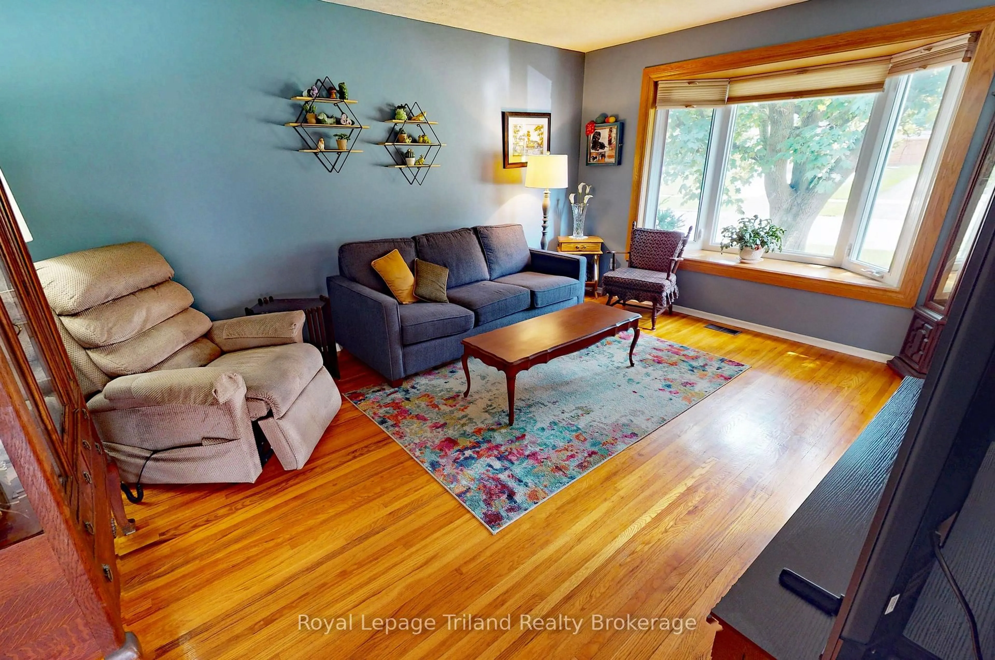 Living room with furniture, wood/laminate floor for 773 Gladstone Dr, Woodstock Ontario N4S 5T1
