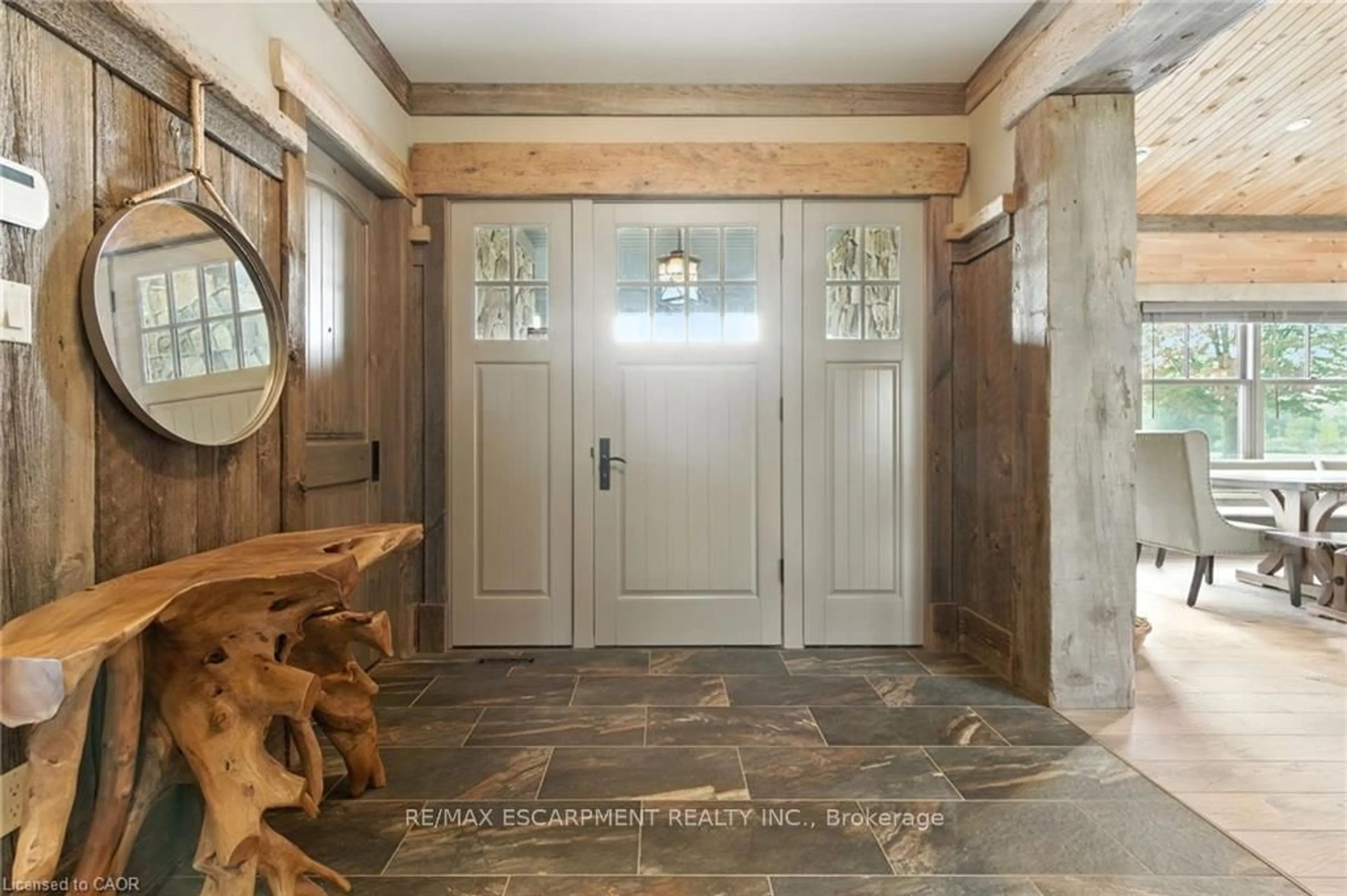 Indoor entryway for 437 6th Concession Rd, Hamilton Ontario L8B 1A3