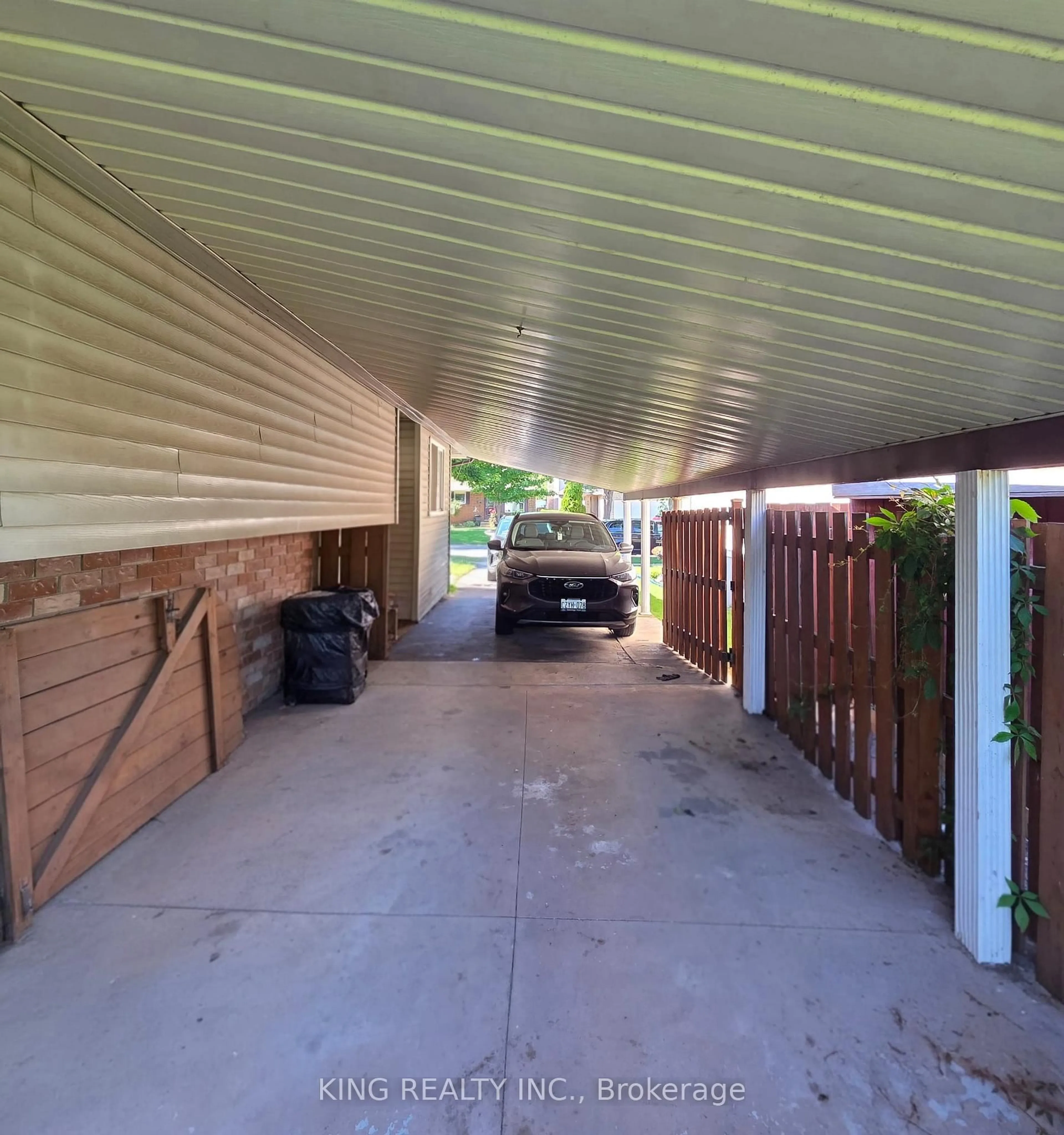 Indoor garage for 287 PORTSMOUTH Cres, London East Ontario N5V 4E1