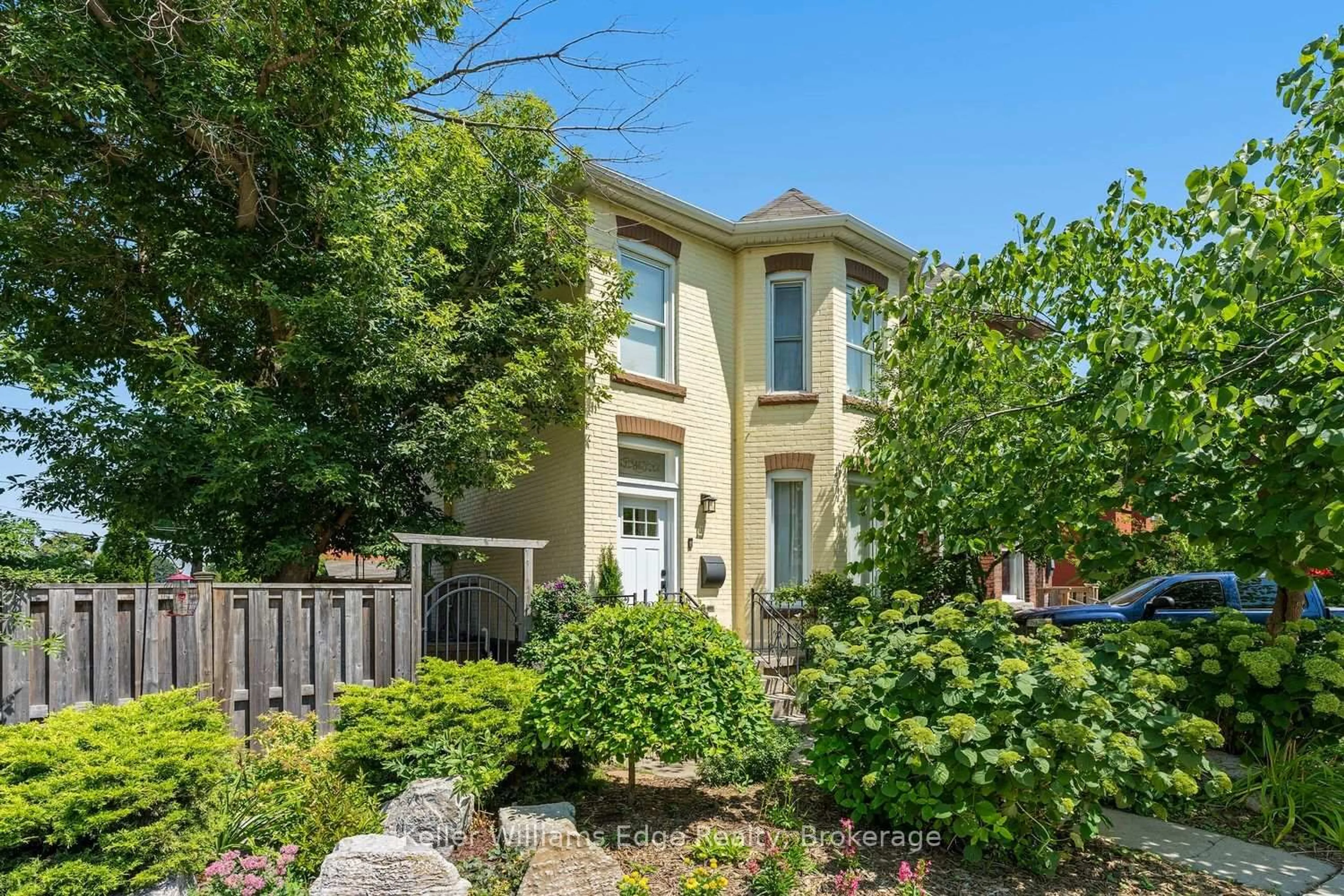 A pic from outside/outdoor area/front of a property/back of a property/a pic from drone, street for 467 King William St, Hamilton Ontario L8L 1R2