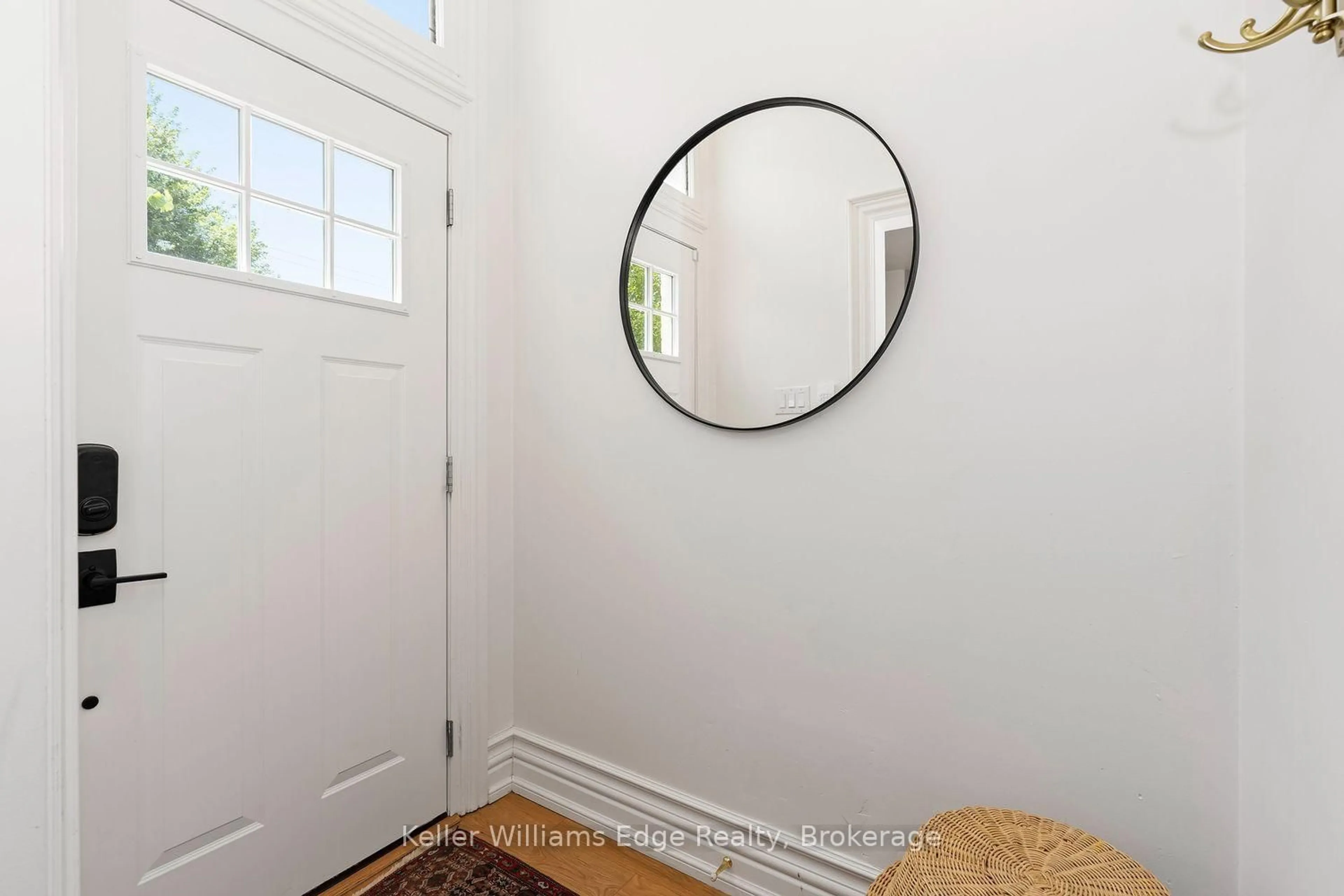 Indoor entryway for 467 King William St, Hamilton Ontario L8L 1R2
