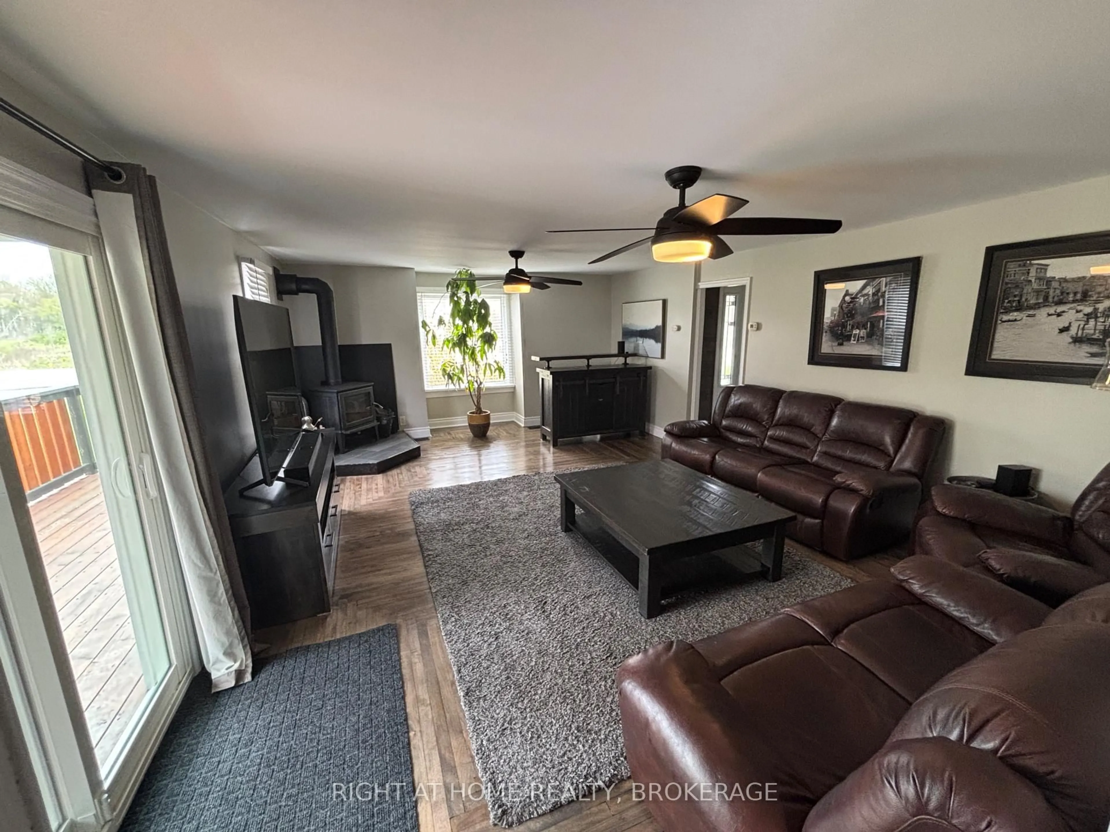 Living room with furniture, unknown for 720 Webber Rd, Pelham Ontario L0S 1C0
