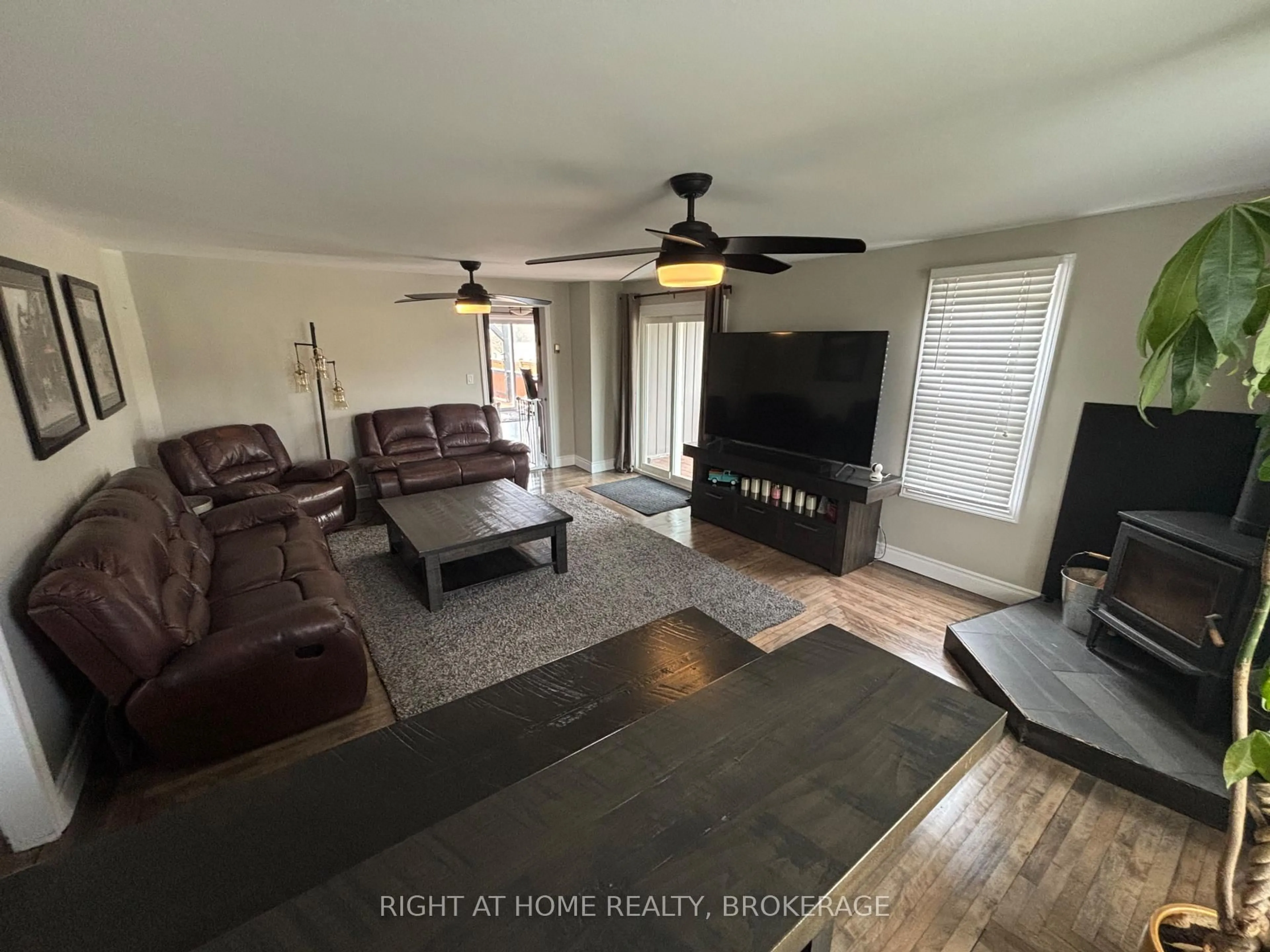 Living room with furniture, unknown for 720 Webber Rd, Pelham Ontario L0S 1C0