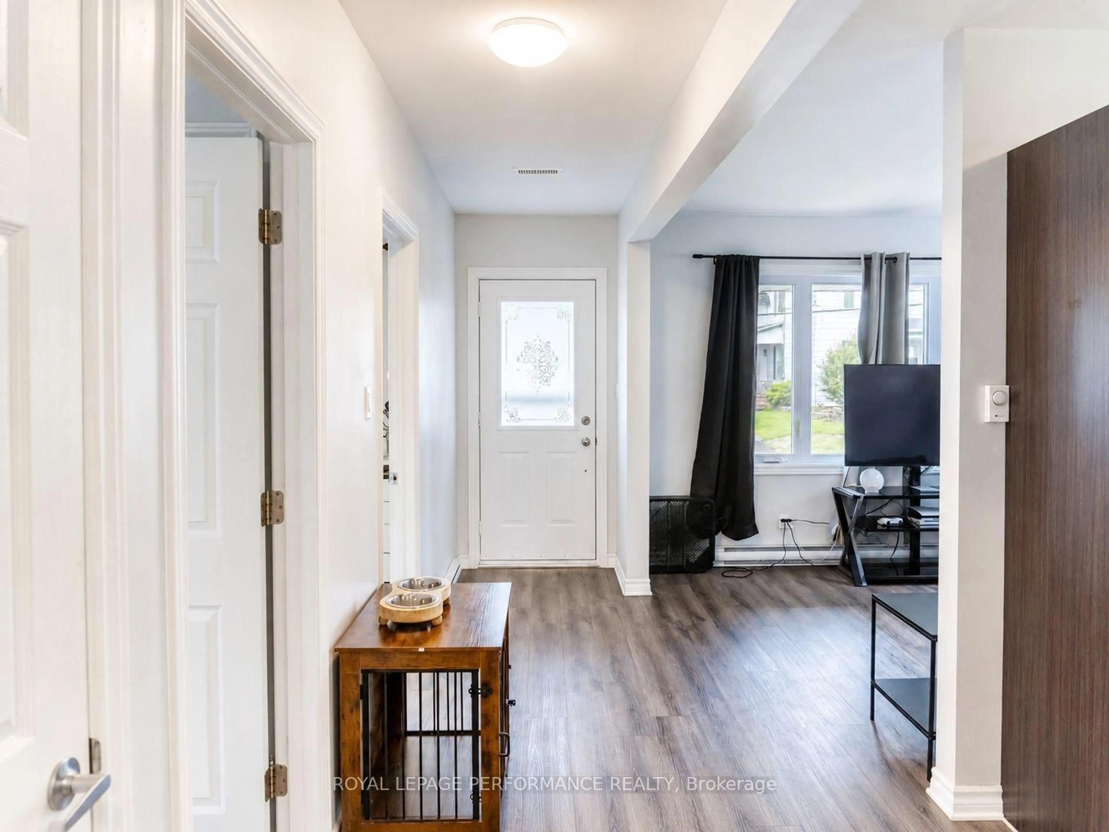 Indoor entryway for 279 Catherine St, Hawkesbury Ontario K6A 1Z7