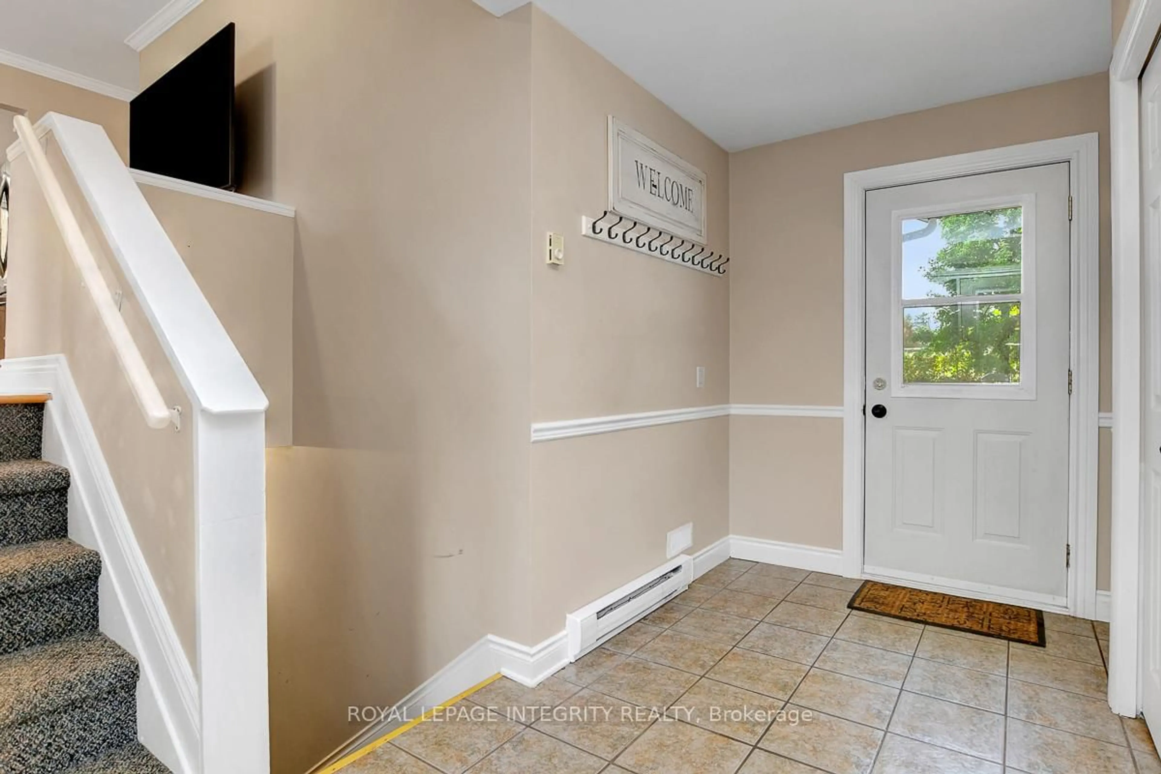 Indoor entryway for 34 Bennett St, Edwardsburgh/Cardinal Ontario K0E 1X0