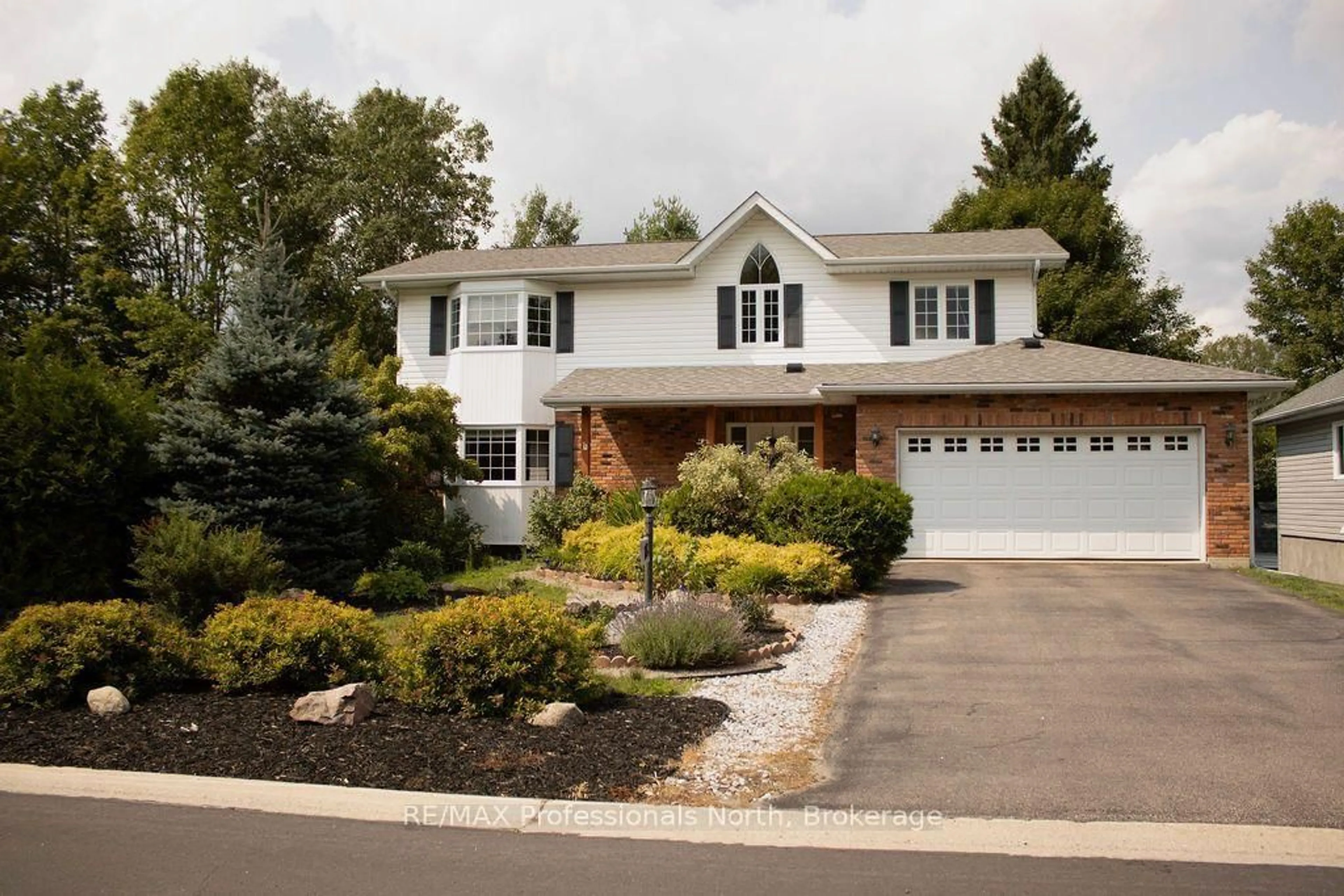 Home with vinyl exterior material, street for 18 Heritage Cres, Huntsville Ontario P1H 1S9