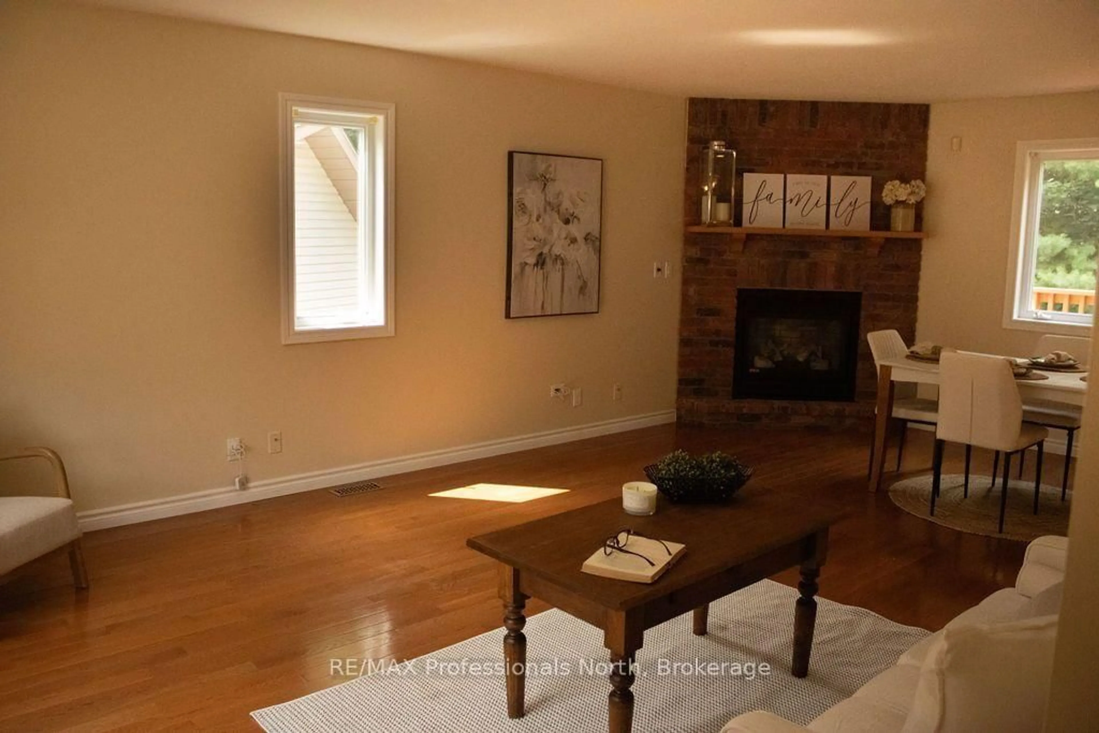 Living room with furniture, wood/laminate floor for 18 Heritage Cres, Huntsville Ontario P1H 1S9