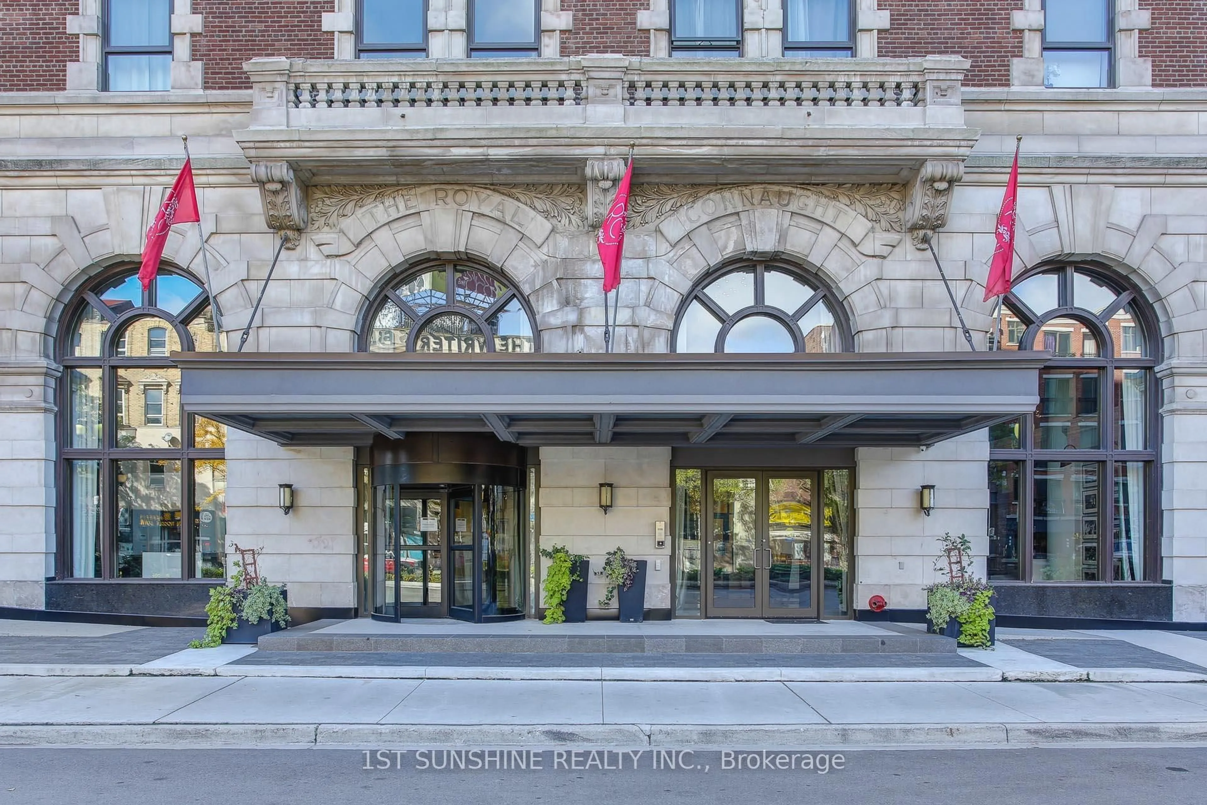 Indoor foyer for 112 King St #808, Hamilton Ontario L8N 1A8
