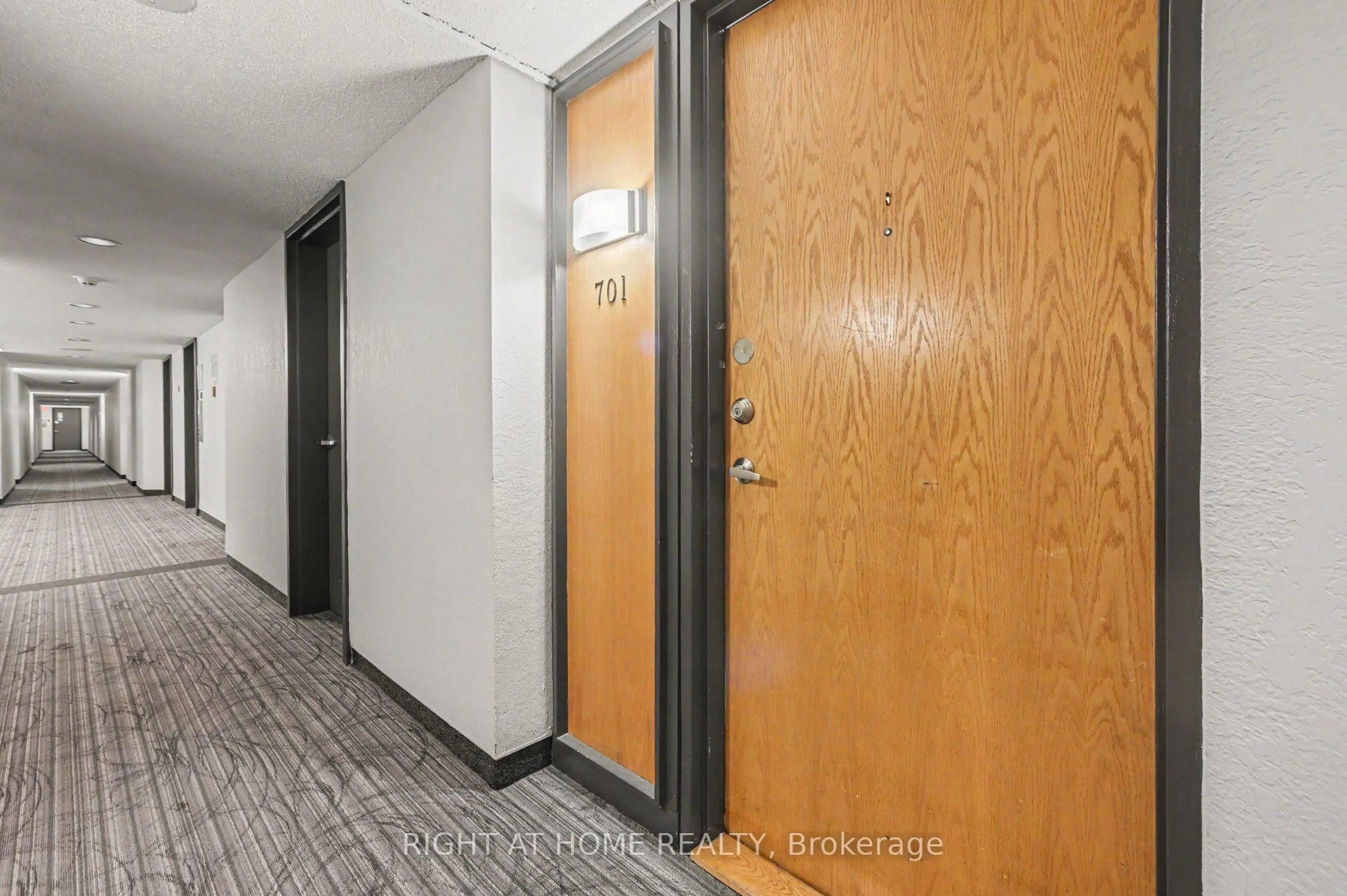 Indoor foyer for 2759 Carousel Cres #701, Ottawa Ontario K1T 2N5