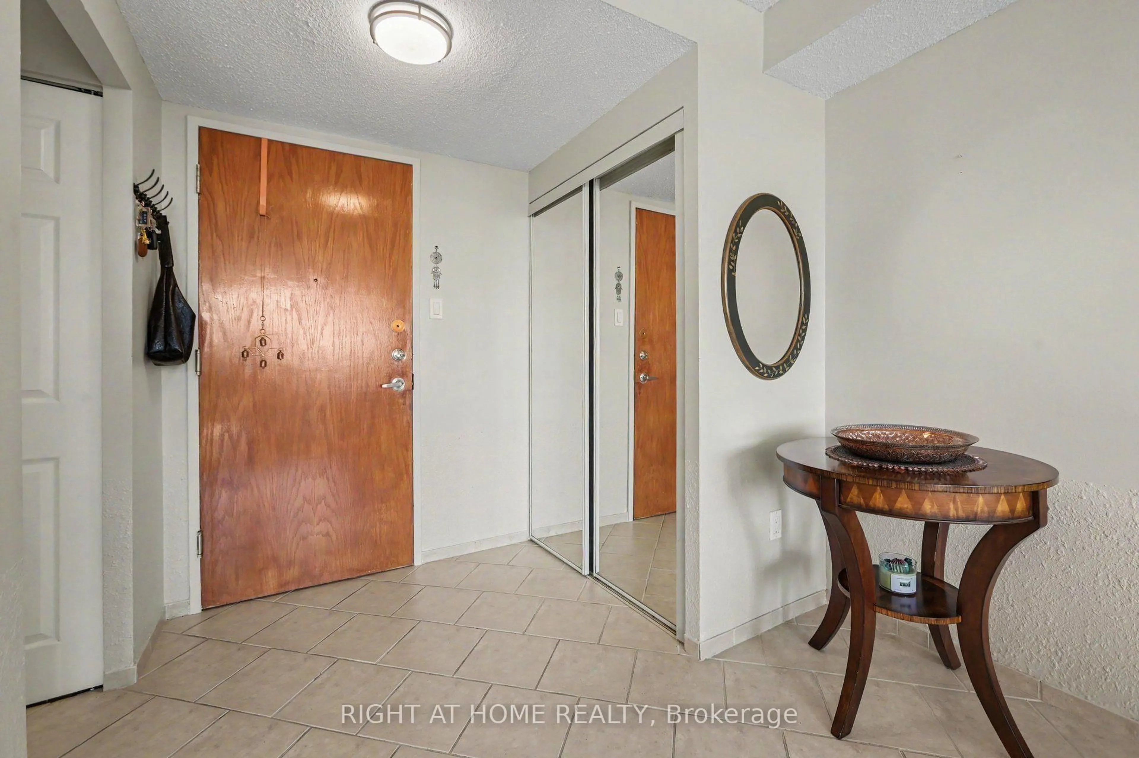 Indoor entryway for 2759 Carousel Cres #701, Ottawa Ontario K1T 2N5
